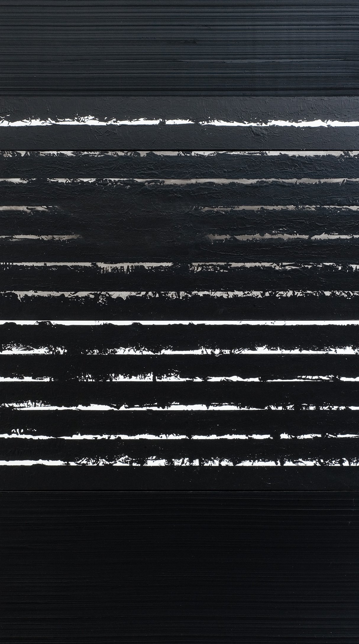 L'image présente une surface noire dominante, où des lignes blanches et argentées sont tracées horizontalement. Ces lignes semblent texturées, créant un contraste marqué avec le fond sombre. L'ensemble donne une impression de profondeur et de mouvement, tout en étant minimaliste et abstrait.