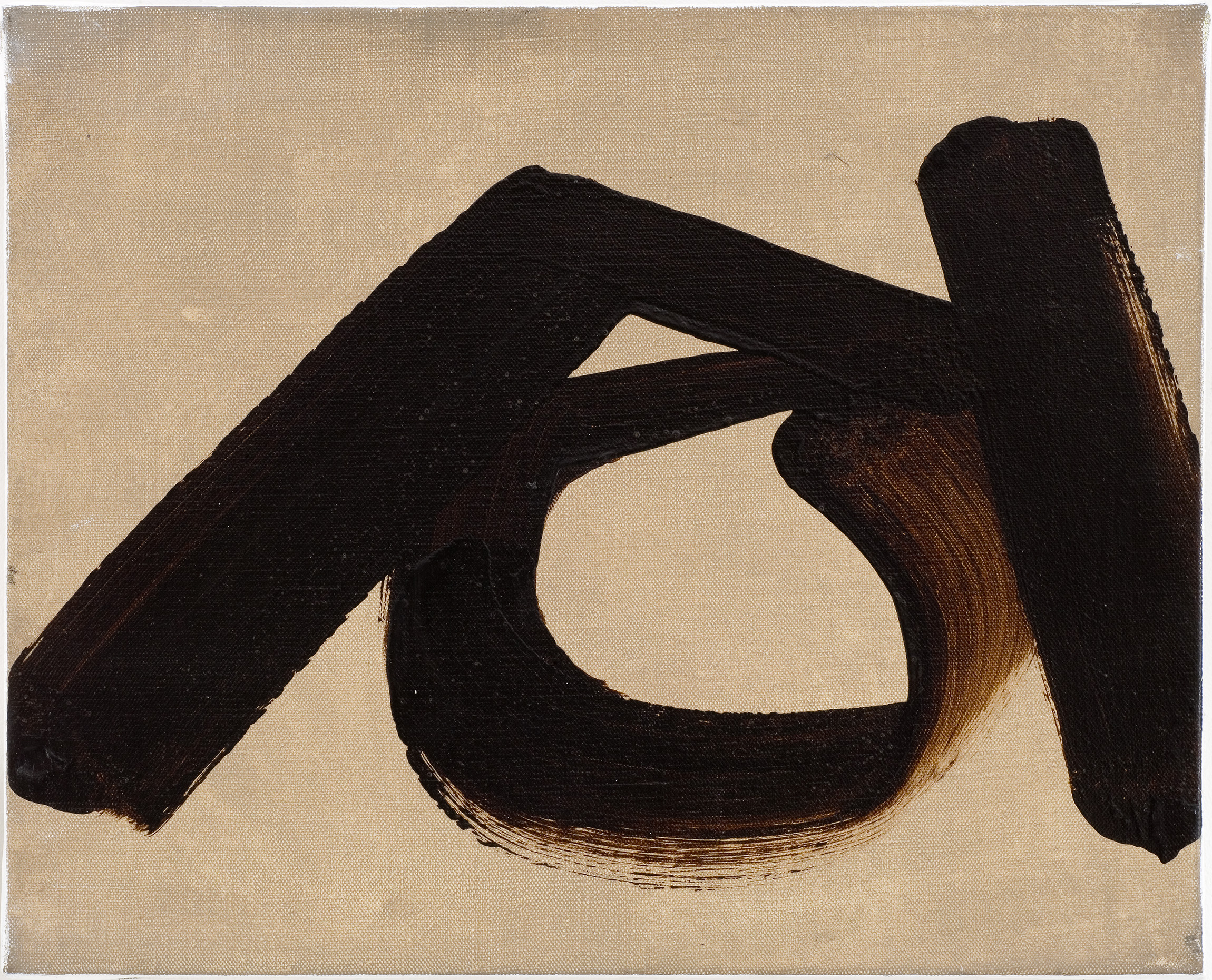 L'image présente une toile avec un fond beige et des traits noirs épais et dynamiques. Les formes évoquent une composition abstraite, avec des lignes qui se croisent et se superposent, créant un mouvement visuel intéressant. L'utilisation contrastée des couleurs accentue la simplicité et l'expression des formes. C'est une œuvre moderne qui invite à l'interprétation personnelle.