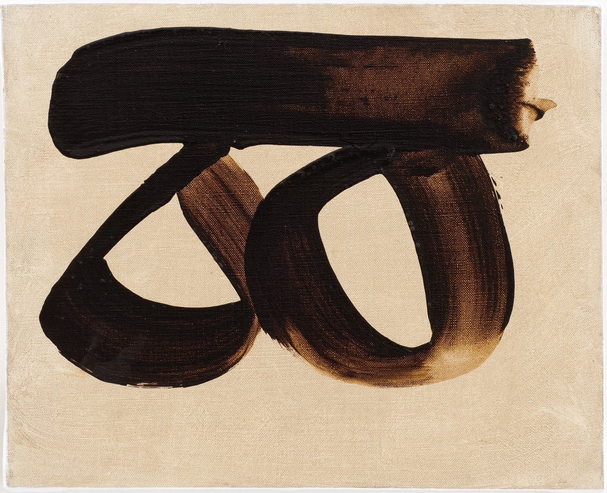 L'image représente une œuvre abstraite, avec des coups de pinceau en noir et marron sur un fond clair. La composition met en avant des formes fluides et dynamiques, suggérant à la fois mouvement et expression. Les couleurs sombres contrastent avec le fond beige, créant une atmosphère visuelle forte. L'ensemble semble évoquer un geste artistique libre et intuitif.