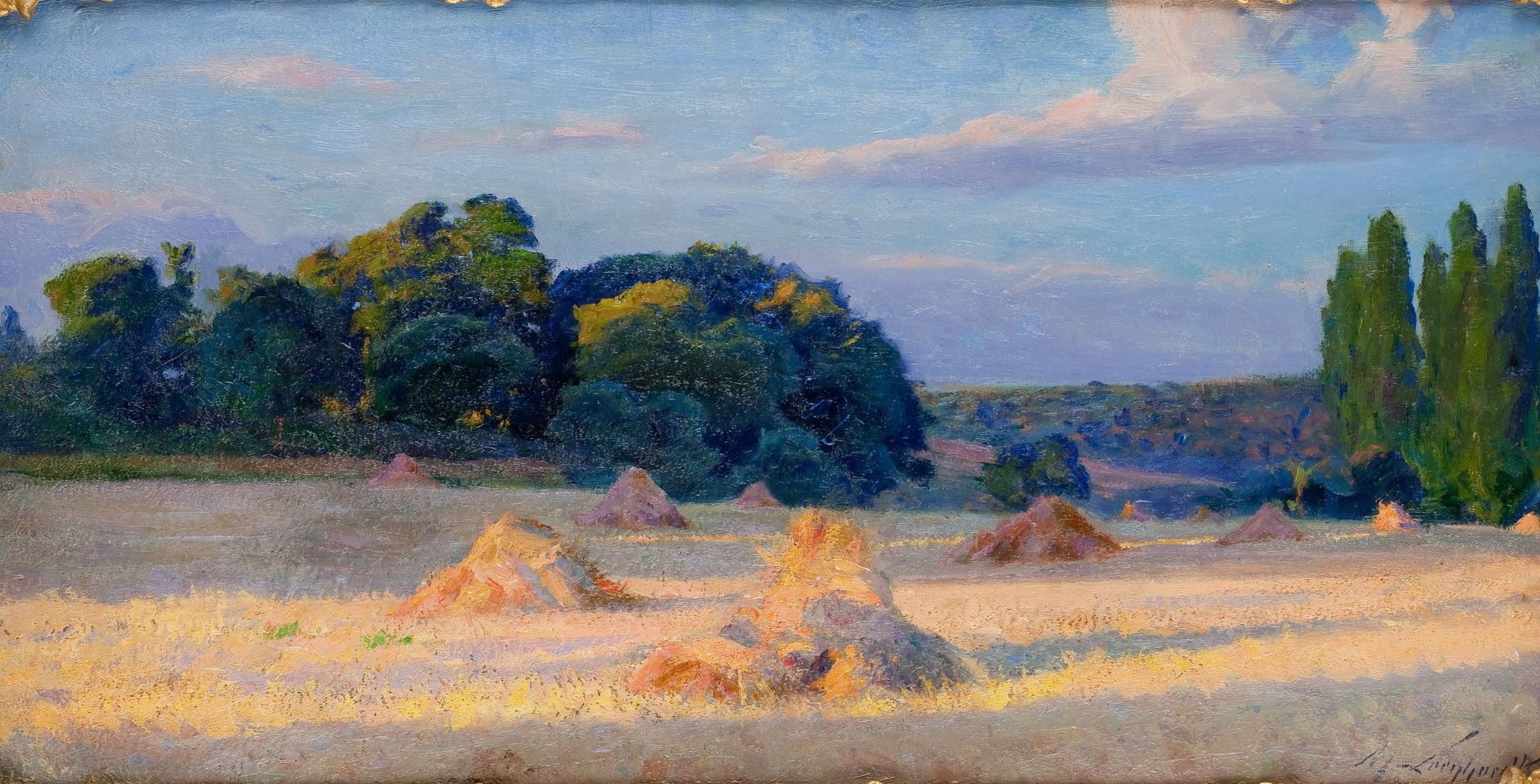 L'image montre un paysage rural, probablement en été. On y voit des champs lumineux avec des meules de foin dispersées dans l'herbe dorée. À l'arrière-plan, il y a des arbres verdoyants et des collines, baignés dans une douce lumière. Le ciel est parsemé de nuages, ce qui ajoute une atmosphère tranquille et paisible à la scène. Les couleurs sont vives et lumineuses, avec des teintes de jaune, de vert et de bleu, créant une impression de sérénité et de beauté naturelle.