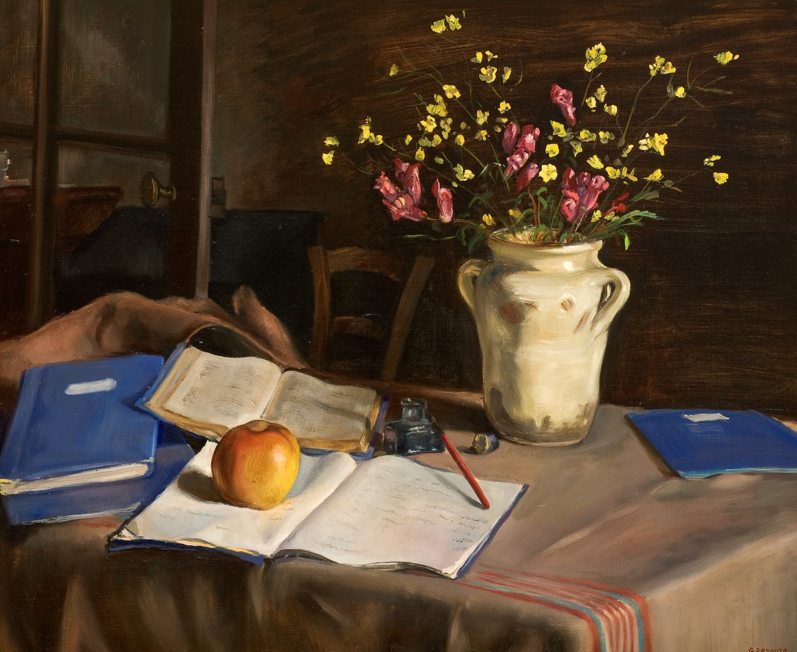 L'image présente une nature morte sur une table. On peut y voir des livres ouverts, un cahier avec un stylo rouge posé dessus, et une pomme placée à proximité. Au fond, un vase blanc contient des fleurs jaunes et roses. La scène évoque une ambiance tranquille et studieuse, avec des couleurs chaudes et des détails soignés. La lumière semble douce, mettant en valeur les objets sur la table.