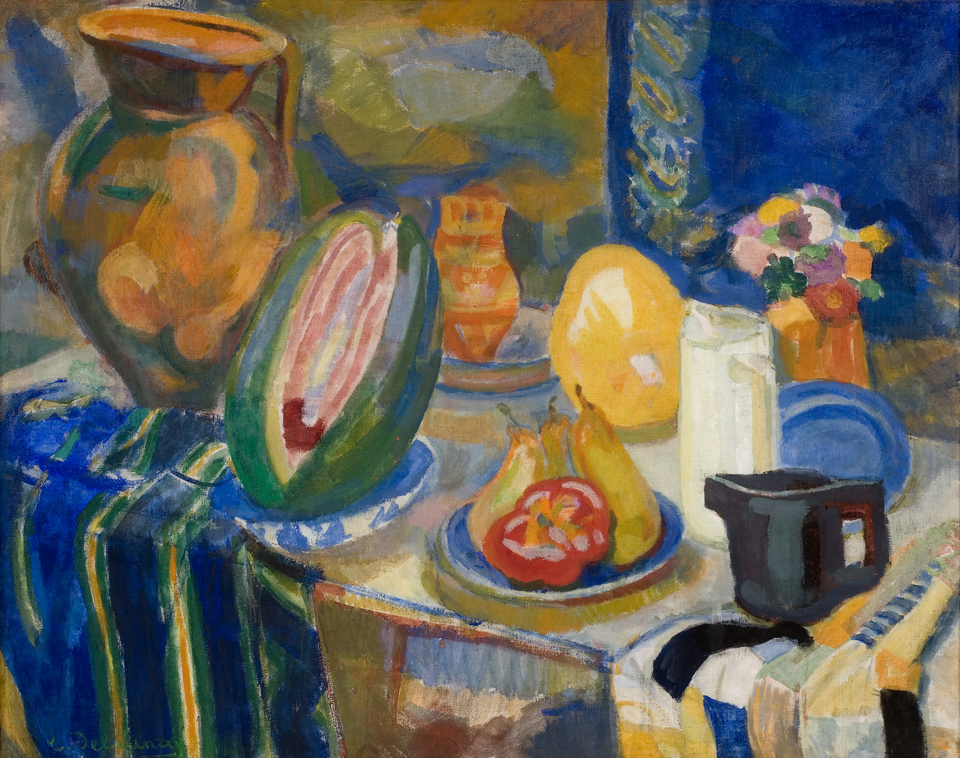 Cette image présente une nature morte colorée, mettant en avant divers objets du quotidien. On peut y voir un grand pot en terre cuite, ainsi qu'une pastèque coupée qui dévoile sa chair rose. Des fruits, comme des poires et des tomates, sont disposés sur une table, accompagnés de deux verres de lait. Un vase fleuri est également visible, ajoutant une touche de vie à la composition. Les couleurs sont vives et chaleureuses, avec des touches de bleu et des motifs rayés au sol. L'ensemble crée une atmosphère conviviale et lumineuse.