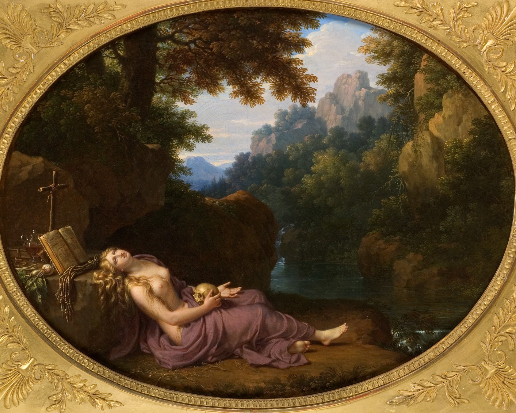 L'image montre une scène romantique et mélancolique. Une femme aux cheveux longs, habillée d'une robe mauve, est allongée sur un rocher près d'une rivière. Elle semble plongée dans ses pensées, avec une expression de tristesse sur le visage. À côté d'elle, on aperçoit une tête de mort, symbole de la mortalité, ainsi qu'un livre ouvert et une croix, suggérant des thèmes de réflexion et de spiritualité. En arrière-plan, un paysage naturel avec des montagnes et des arbres verdoyants contribue à l'atmosphère contemplative de l'œuvre. Le tout est encadré dans un cadre doré orné.