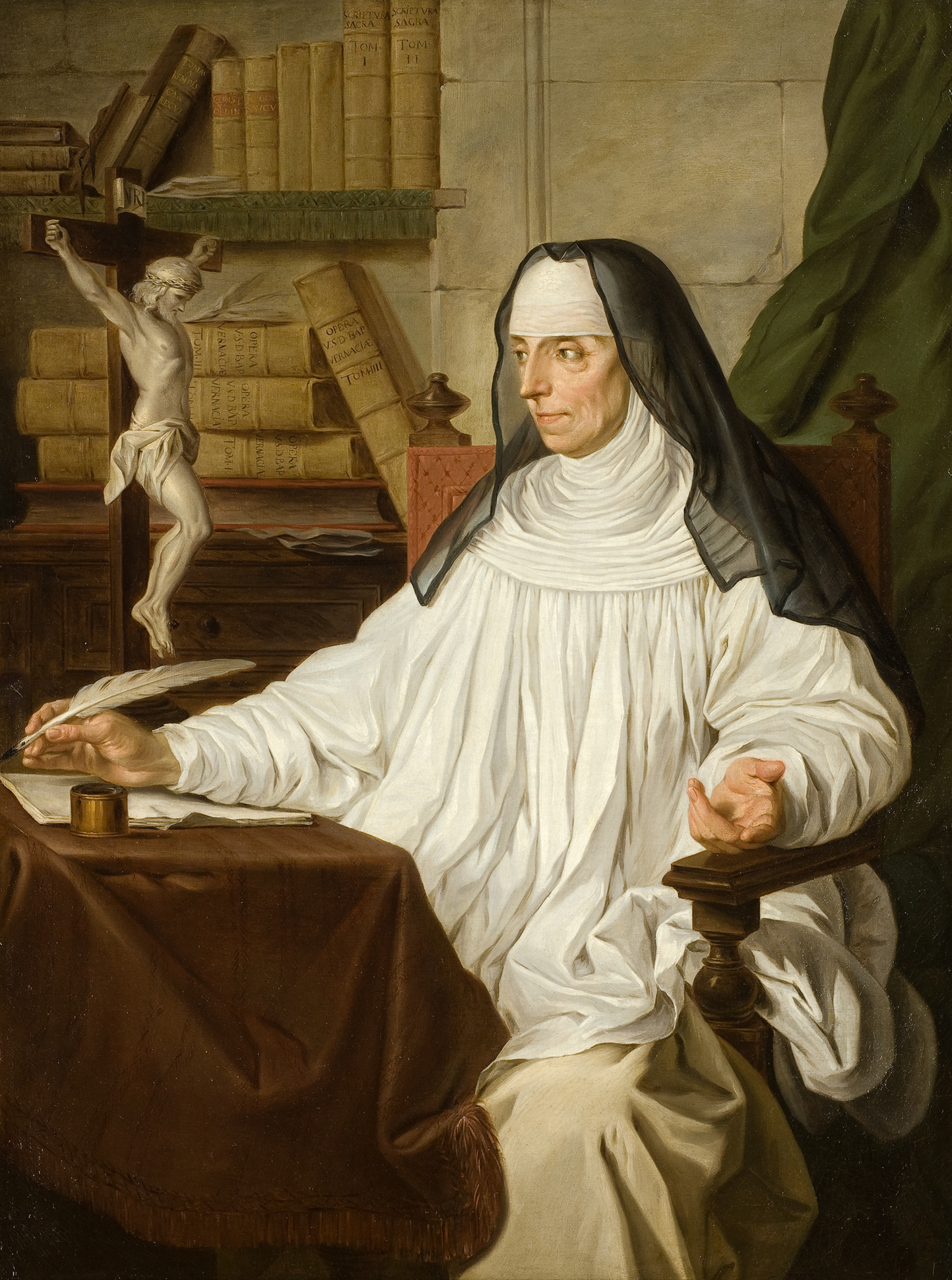 L'image représente une religieuse assise à une table, vêtue d'une robe blanche et d'un voile noir. Elle est en train d'écrire, avec une attitude pensive et sérieuse. À l'arrière-plan, on distingue des étagères remplies de livres, ainsi qu'une statue de Jésus crucifié, suggérant un environnement monastique ou conventuel. L'éclairage met en valeur son visage et les drapés de sa robe, créant une atmosphère de recueillement et de concentration.