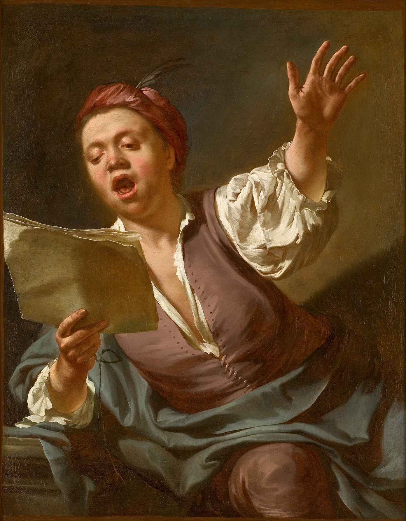 L'image représente un homme en train de chanter ou de réciter un poème. Il semble engagé et passionné, avec une expression intense sur son visage. Ses vêtements sont typiques d'une époque antérieure, avec une chemise blanche et un gilet. Il tient une feuille de papier dans une main, tandis que l'autre est levée, comme s'il gesticulait ou soulignait un point important de ce qu'il lit. L'éclairage met en valeur son visage et sa posture, créant une ambiance dynamique et expressive.