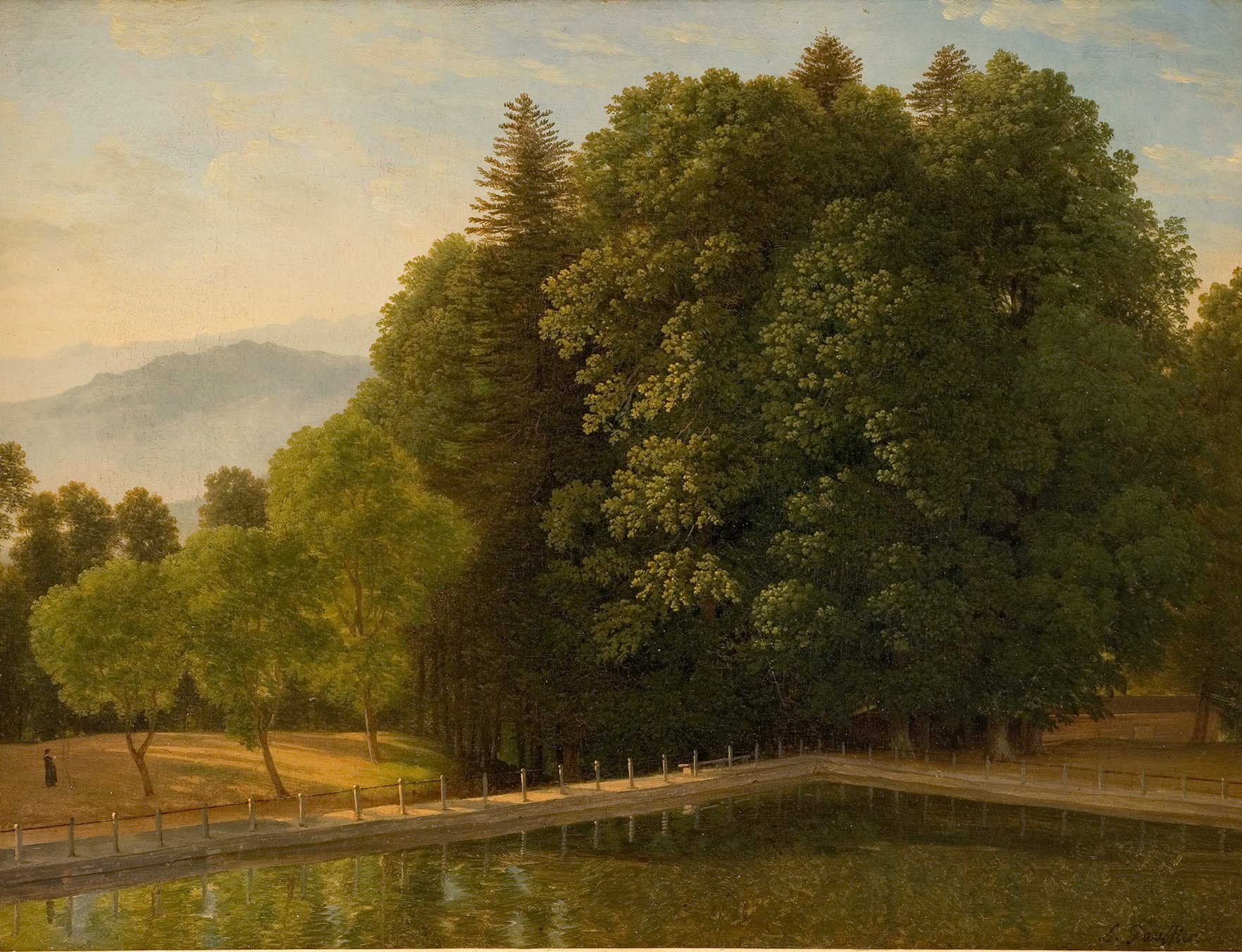 L'image représente un paysage paisible. On y voit un grand arbre, ou un groupe d'arbres, dominant la scène. Au premier plan, semule l'ombre des arbres et un étang calme reflète le ciel. En arrière-plan, des collines se dessinent à l'horizon et la lumière douce du soleil semble inonder le tableau. Il y a également un chemin qui serpente à travers la verdure, suggérant une ambiance tranquille et naturelle.