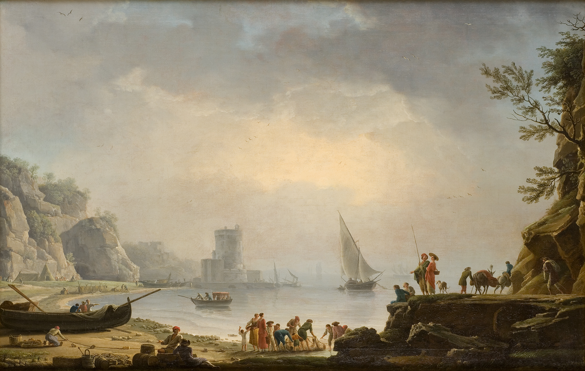 L'image montre un paysage maritime calme, probablement durant une époque historique. Sur la plage, des groupes de personnes sont engagés dans diverses activités. À gauche, plusieurs petites barques sont amarrées, tandis qu'à l'arrière-plan, on aperçoit un château ou une tour sur la côte. Des voiliers naviguent paisiblement sur l'eau, tandis que le ciel s'éclaircit avec des nuances de bleu et de jaune. Les montagnes et la végétation en bord de mer ajoutent à la beauté naturelle de la scène. L'ensemble dégage une atmosphère paisible et pittoresque.