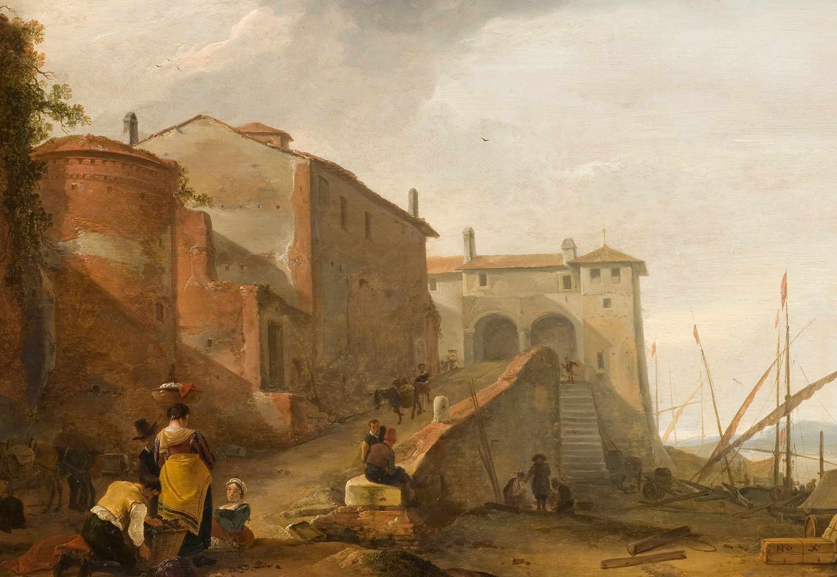 L'image représente une scène de port animée, avec plusieurs bâtiments en arrière-plan. On y voit des personnes occupées à diverses activités, certaines discutent, d'autres portent des charges. Au premier plan, des escaliers mènent à un quai où des bateaux sont amarrés. Le ciel est légèrement nuageux, et la lumière semble douce, créant une atmosphère tranquille. Les détails architecturaux des bâtiments et la vie quotidienne des personnages ajoutent une richesse à la composition.