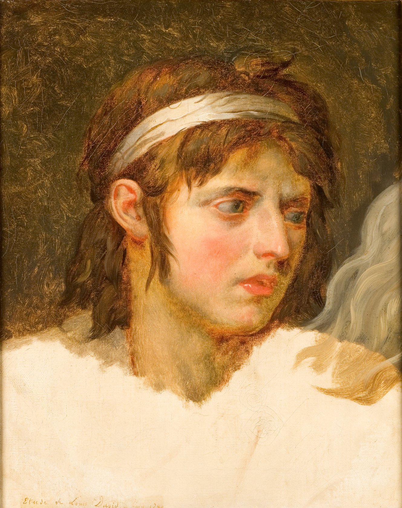 L'image présente un portrait d'un jeune homme avec un bandeau dans les cheveux. Son visage est délicatement peint, mettant en avant ses traits doux et son expression pensive. La lumière joue sur son visage, soulignant son regard contemplatif. Le fond est flou et de couleur neutre, permettant au sujet de ressortir davantage. Les détails de sa chevelure et de son expression suggèrent une certaine introspection.