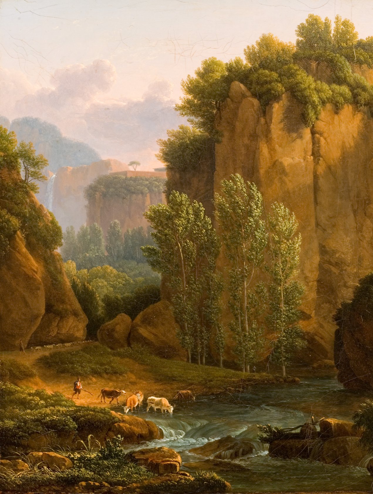 L'image présente un paysage naturel serein, où l'on peut voir des collines escarpées entourées de verdure. Un ruisseau traverse la scène, et quelques vaches paissent près de l'eau. À l'arrière-plan, des arbres majestueux s'élèvent, tandis que des nuages doux et une lumière chaleureuse illuminent le ciel. Un personnage peut être aperçu au premier plan, semblant s'occuper des animaux. L'ensemble dégage une atmosphère paisible et bucolique.