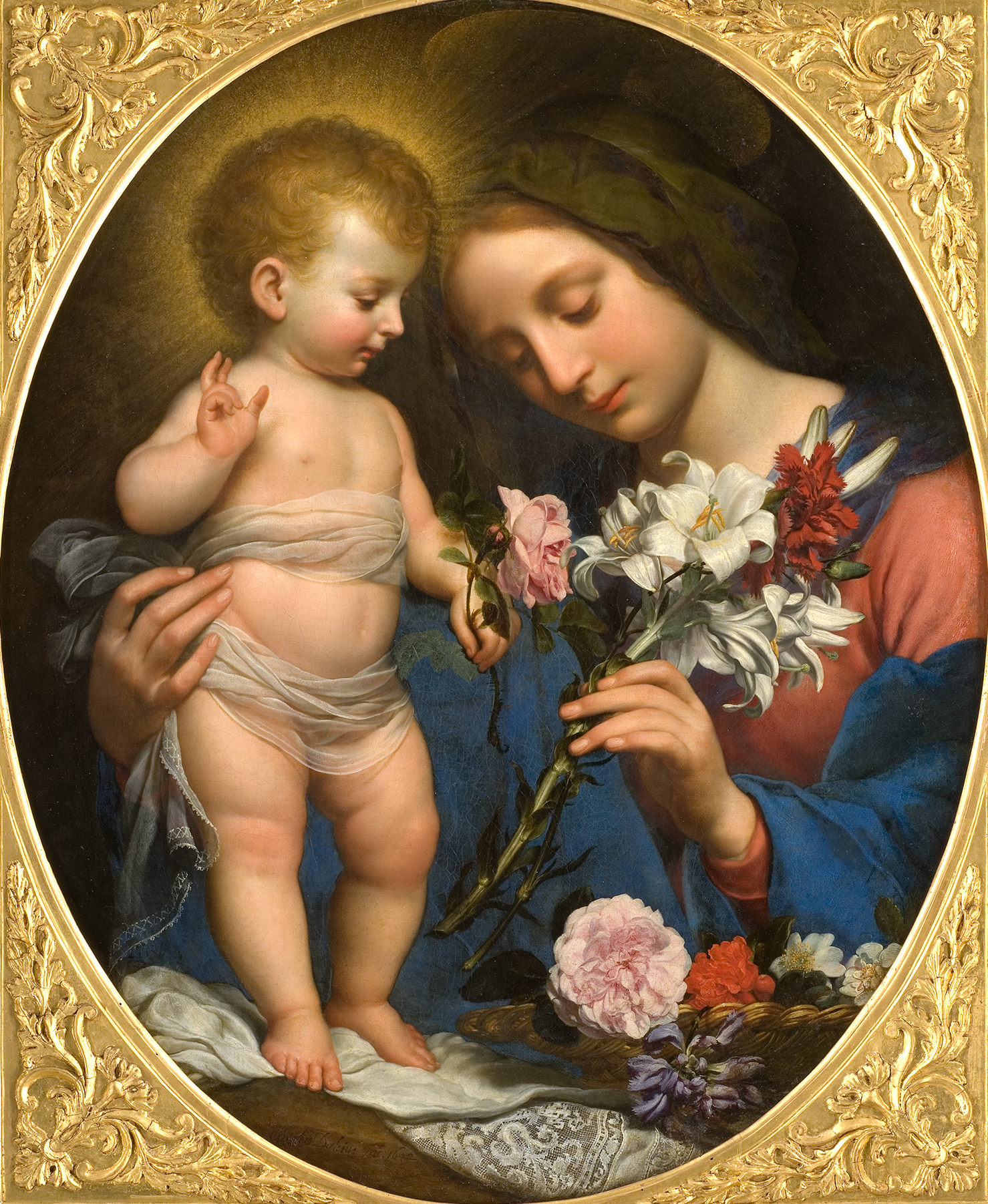 L'image représente la Vierge Marie tenant des fleurs tout en regardant l'Enfant Jésus, qui est à côté d'elle. Marie est vêtue d'une robe bleue et d'un manteau sombre, tandis que Jésus est nu, avec des langes autour de lui. Ils projettent une expression douce et bienveillante, symbolisée par un halo lumineux autour de la tête de Jésus. Les fleurs dans les mains de Marie ajoutent une touche de couleur et de symbolisme, souvent associée à la pureté et à la maternité. Le fond semble être simple, mettant en valeur la relation intime et affectueuse entre mère et fils. Le tout est encadré dans un cadre doré orné.
