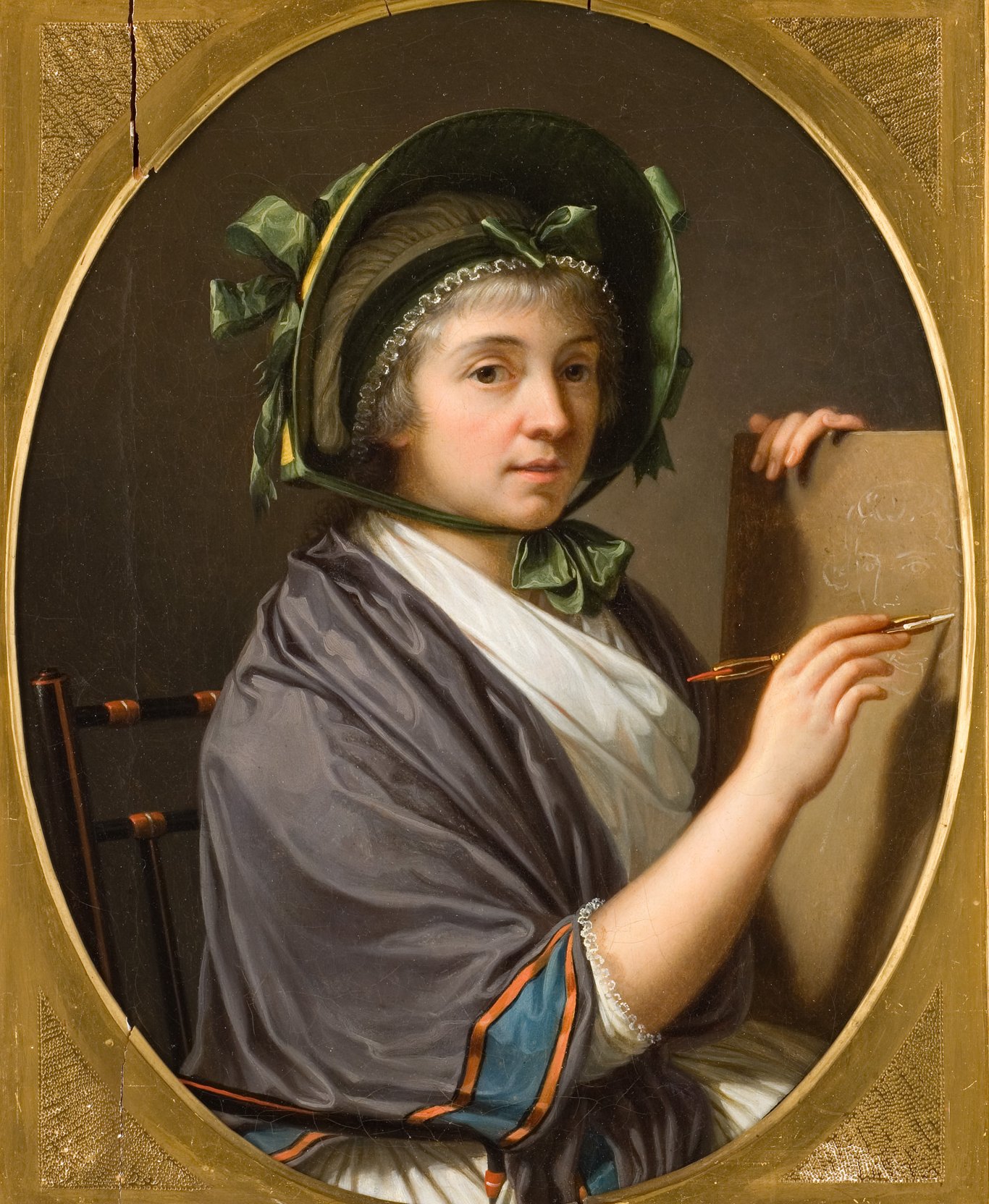 L'image représente une femme assise, vêtue d'une robe blanche et d'un châle gris orné de détails colorés. Elle porte un large chapeau vert, agrémenté d'un nœud. La femme tient un crayon ou un pinceau dans sa main droite et semble esquisser quelque chose sur une surface à sa portée. Son expression est attentive et concentrée, et elle regarde légèrement vers le spectateur. Le fond est sombre, mettant en valeur sa figure et les détails de ses vêtements. Le tout est encadré dans une forme ovale, ajoutant une touche d'élégance à la composition.