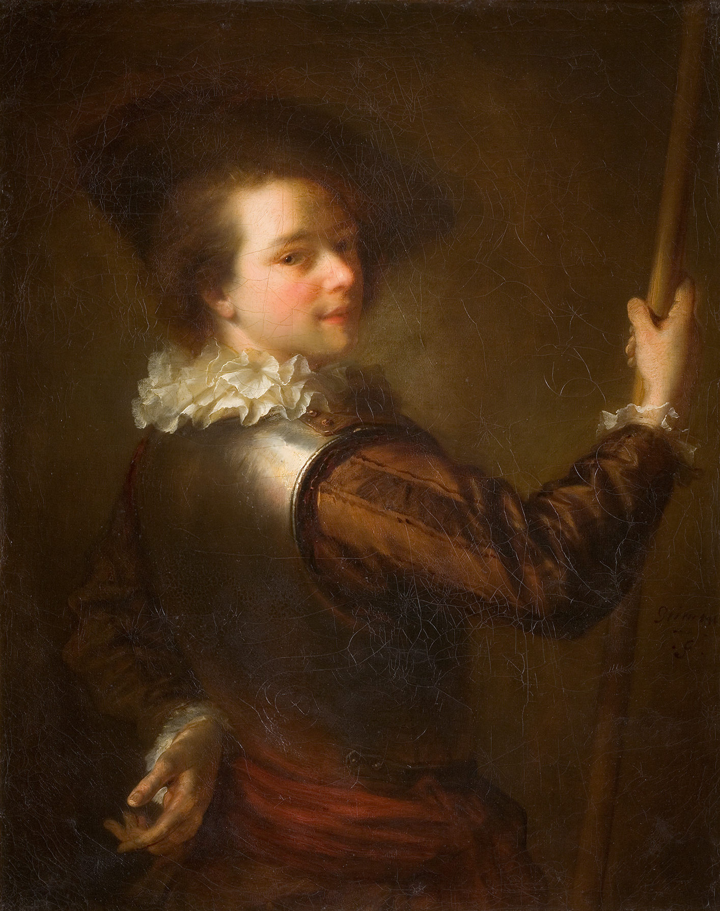 L'image représente un portrait d'un jeune homme au visage légèrement tourné vers l'arrière, affichant un sourire subtil. Il porte une armure partielle avec un col en dentelle et un grand chapeau. Sa pose est dynamique, suggérant qu'il pourrait être en train de se retourner. Le fond est sombre et flou, mettant en valeur le sujet. La lumière éclaire son visage et une main tenant une lance, créant un effet de profondeur et de mouvement dans le tableau.