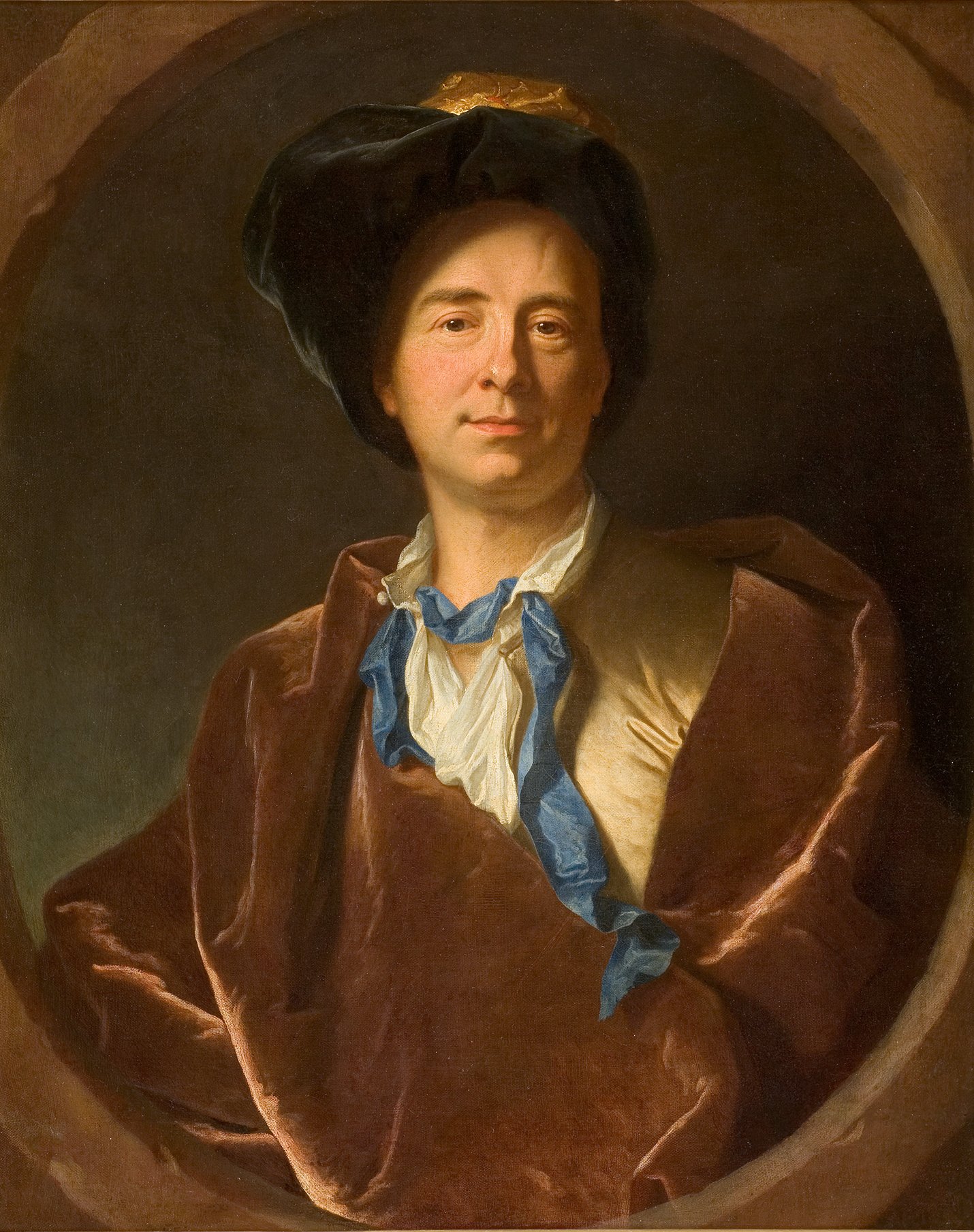 L'image représente un portrait d'un homme au visage souriant, vêtu d'une robe de couleur marron et d'une chemise bleue. Il porte un grand chapeau noir qui ajoute à son allure distinguée. Son expression est calmement confiante, et le fond, de couleur sombre, met en avant les détails de son visage et de ses vêtements. Le style du portrait évoque une époque passée, probablement du XVIIIe siècle, avec une attention particulière aux détails et à l'éclairage.