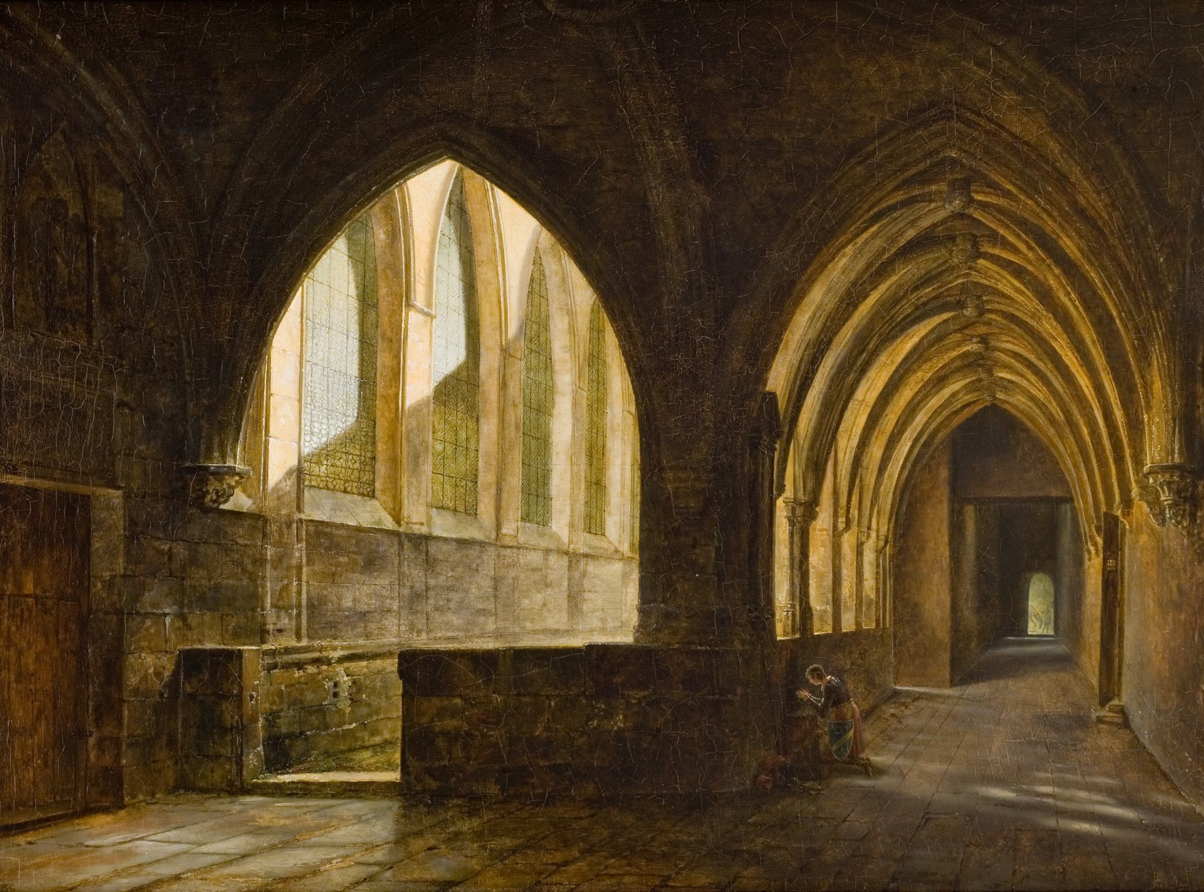 L'image représente un intérieur d'édifice avec des arches majestueuses et des murs en pierre. La lumière pénètre à travers de grandes fenêtres, créant un jeu d'ombre et de lumière sur le sol. On peut voir deux personnes assises près du mur, plongées dans une activité tranquille. L'atmosphère est calme et contemplative, mettant en valeur la beauté architecturale et la sérénité de l'espace.