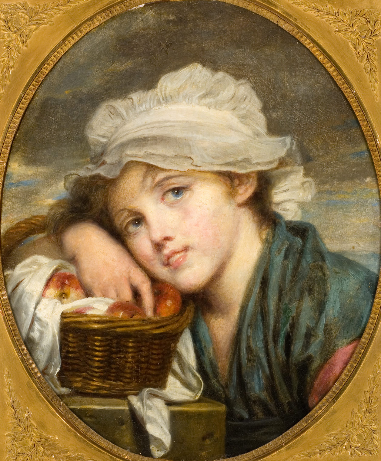 L'image représente une jeune fille avec un regard pensif, portant un foulard blanc sur la tête. Elle est vêtue d'une blouse aux teintes sombres et repose sur un panier en osier rempli de pommes. Le fond est légèrement flou, ce qui met en valeur son visage expressif. La composition a une ambiance douce et chaleureuse, typique de la peinture de genre.