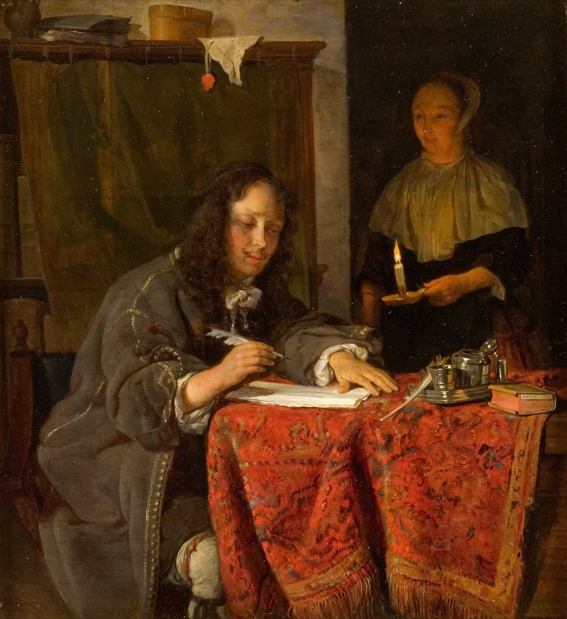 L'image représente une scène intime où un homme est assis à un bureau, en train d'écrire avec un stylo. Il est vêtu d'un habit sombre et a de longs cheveux bouclés. Sur la table, on peut voir un tapis rouge orné, ainsi que divers objets d'écriture. À l'arrière-plan, une femme se tient debout, tenant une bougie allumée, ce qui éclaire légèrement la pièce. L'atmosphère est sombre et chaleureuse, suggérant un moment de réflexion ou de créativité. Des éléments comme des livres et des étagères se trouvent aussi dans l'environnement.