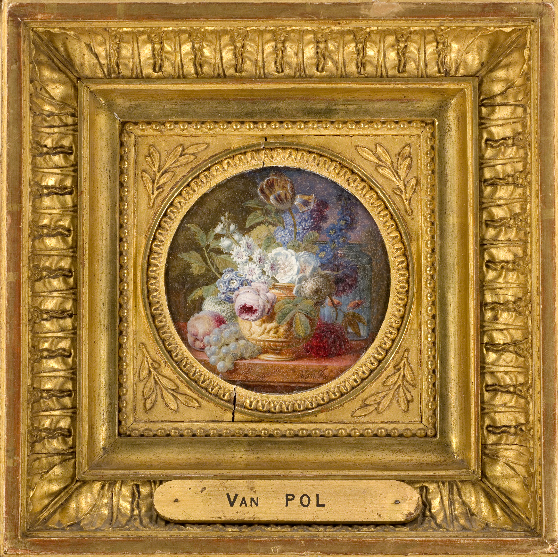 L'image montre un cadre doré, richement orné, qui encadre une peinture miniature représentant un bouquet de fleurs. On y voit diverses fleurs colorées, disposées dans un vase, entourées de fruits. Le style est détaillé et délicat, évoquant une esthétique classique et raffinée. En bas du cadre, le nom "VAN POL" est inscrit, sans doute l'artiste.