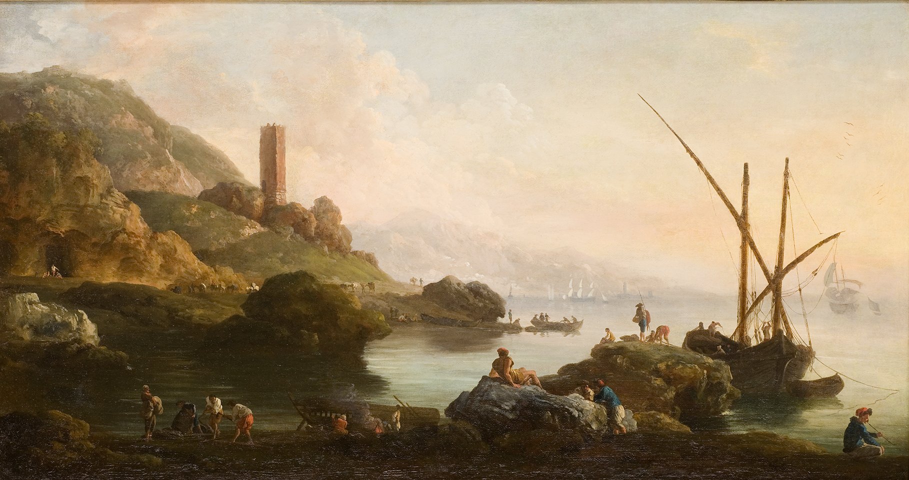 Cette image représente un paysage côtier paisible. On y voit des rochers au premier plan, avec plusieurs personnages occupés à différentes activités, comme la pêche et la récolte. À la droite, des bateaux à voile sont amarrés, tandis qu'au loin, d'autres navires naviguent sur l'eau calme. En arrière-plan, des collines s'élèvent doucement, parsemées de formations rocheuses, et une tour en ruine se dresse sur l'une d'elles. Le ciel est lumineux, avec des nuages doux, suggérant une ambiance sereine et chaleureuse.