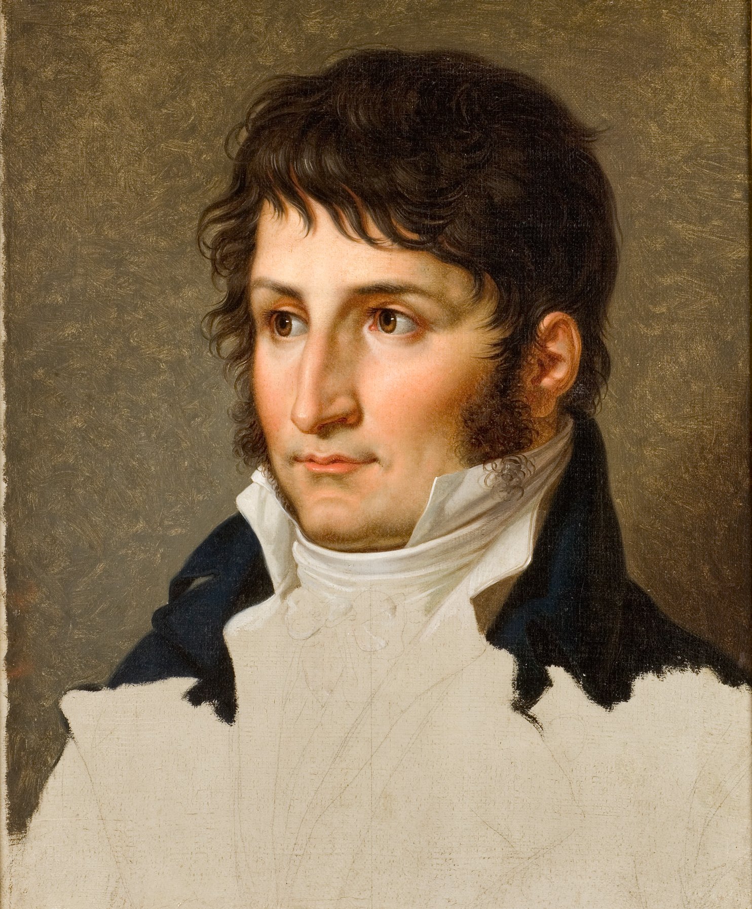 L'image présente un portrait d'un homme au visage jeune et sérieux, avec des cheveux bruns et des boucles. Il porte des vêtements d'époque comprenant une chemise blanche avec un col montant et une veste sombre. Son expression est attentive, et il semble réfléchir. Le fond est neutre, mettant en valeur les traits du visage et les détails de sa tenue.