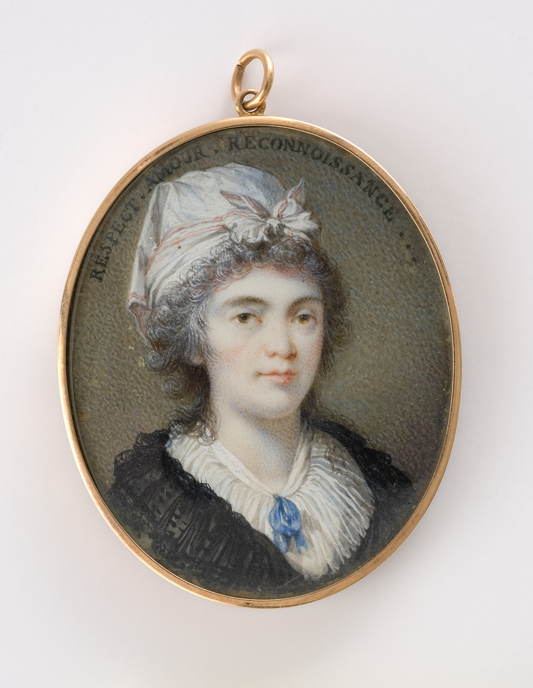 L'image représente un médaillon en porcelaine ou en émail avec un portrait d'une femme. Elle porte un vêtement noir et un bonnet blanc orné d'un nœud bleu. Son expression est douce et elle regarde légèrement vers la droite. Le cadre du médaillon est doré, ajoutant une touche d'élégance à l'œuvre. En haut, on peut lire l'inscription "RESPECTIEUX, RECONNAISSANCE", ce qui suggère une dédicace ou un hommage.