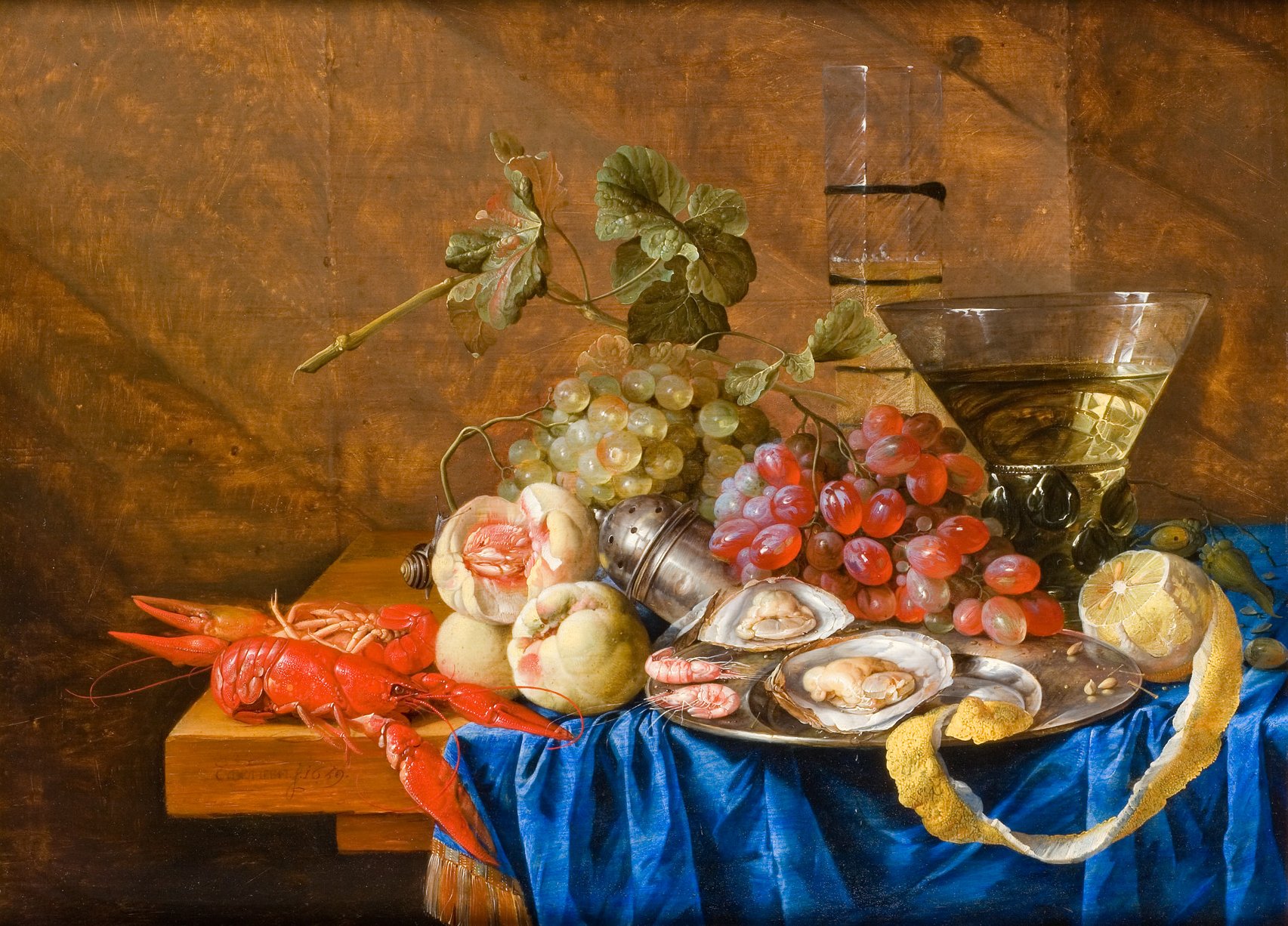 L'image représente une nature morte riche et colorée. On peut y voir un plateau en métal garni de fruits, notamment des raisins, des pêches et des agrumes. À côté, des coquillages et des crustacés, comme des homards, ajoutent une touche marine à la composition. Un verre à moitié plein d'une boisson dorée se trouve à l'arrière-plan, entouré de drap de couleur bleu qui contraste avec les teintes des fruits et des crustacés. L'ensemble crée une atmosphère de richesse et de volupté, mettant en avant la beauté des aliments et la maîtrise artistique du peintre.