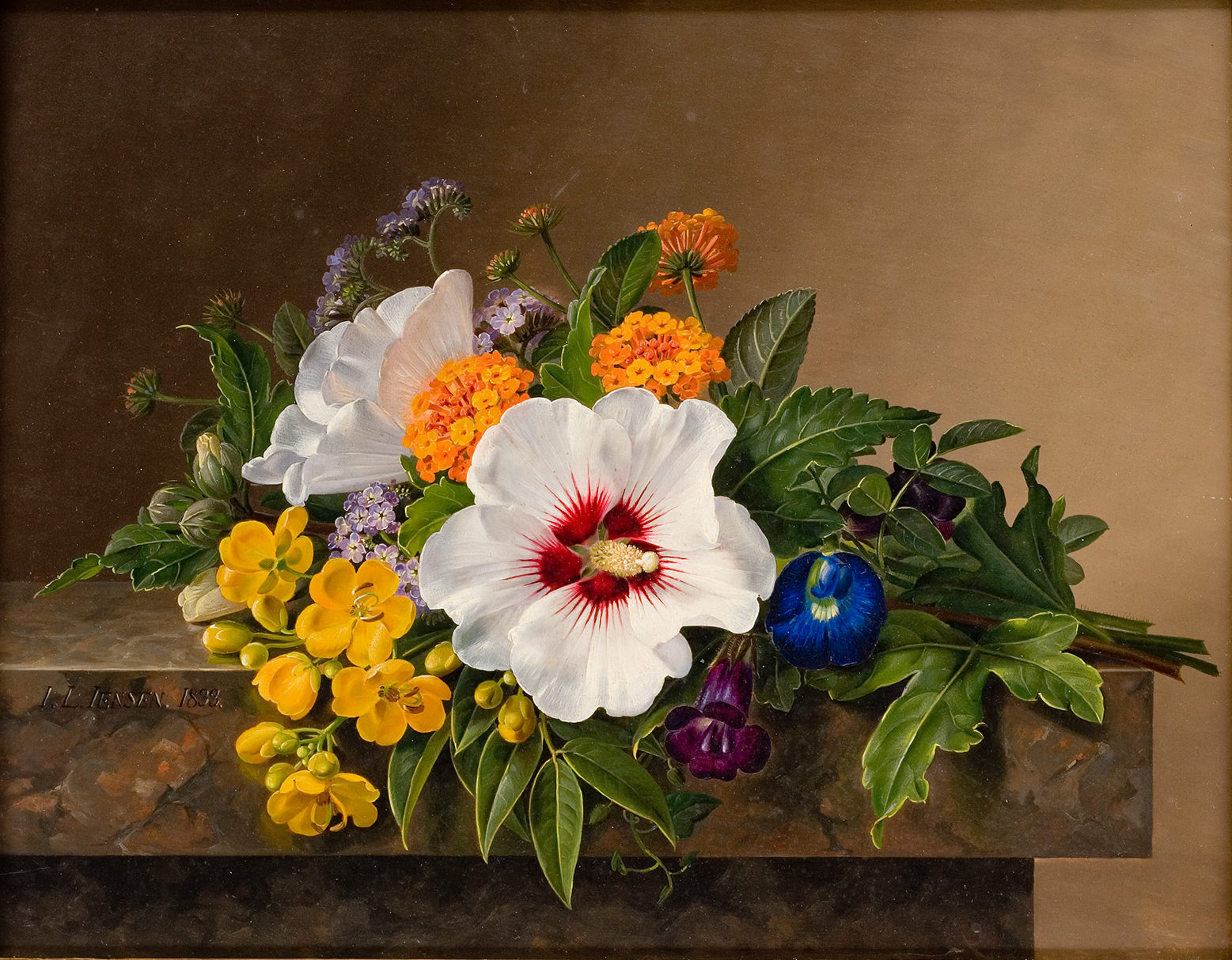 L'image représente un bouquet de fleurs éclatantes disposé sur une surface sombre. On y trouve des fleurs de différentes formes et couleurs, notamment des fleurs blanches avec des touches de rouge, des fleurs jaunes et des fleurs violettes. La composition est riche en détails, mettant en valeur la beauté naturelle des fleurs, ainsi que leur diversité. L'arrière-plan est neutre, ce qui permet aux couleurs vibrantes des fleurs de ressortir encore davantage.