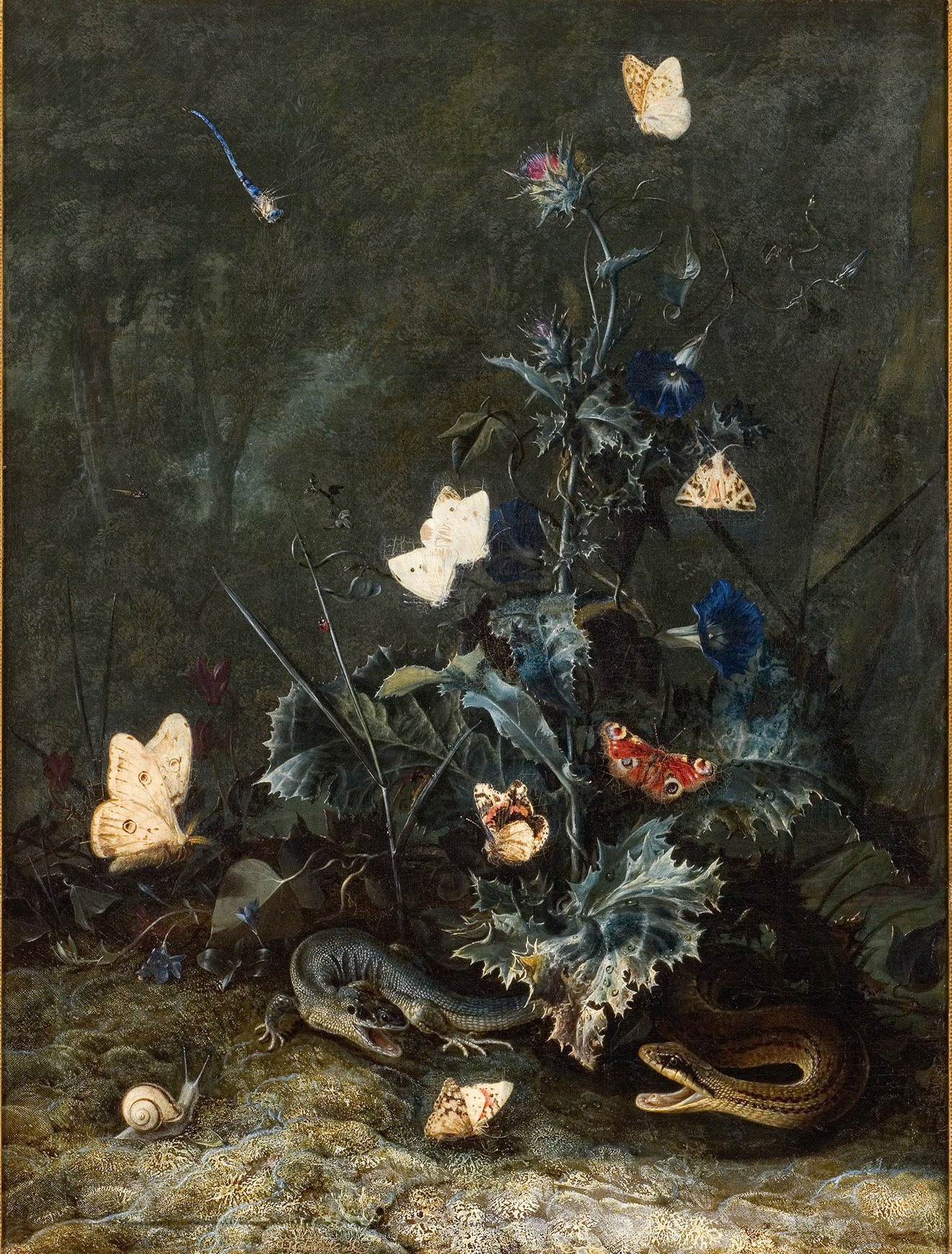 L'image représente une scène naturaliste, où une plante épineuse se dresse au centre, entourée de diverses papillons colorés. On peut voir certains papillons voler autour de la plante, tandis que d'autres se posent sur ses feuilles. Au sol, deux serpents, l'un plus clair et l'autre plus foncé, sont visibles près de la base de la plante. Un escargot est également présent sur le sol, ajoutant à l'ambiance paisible et mystérieuse de la scène. L'arrière-plan est sombre, ce qui met en avant les couleurs vives des papillons et des détails de la flore.