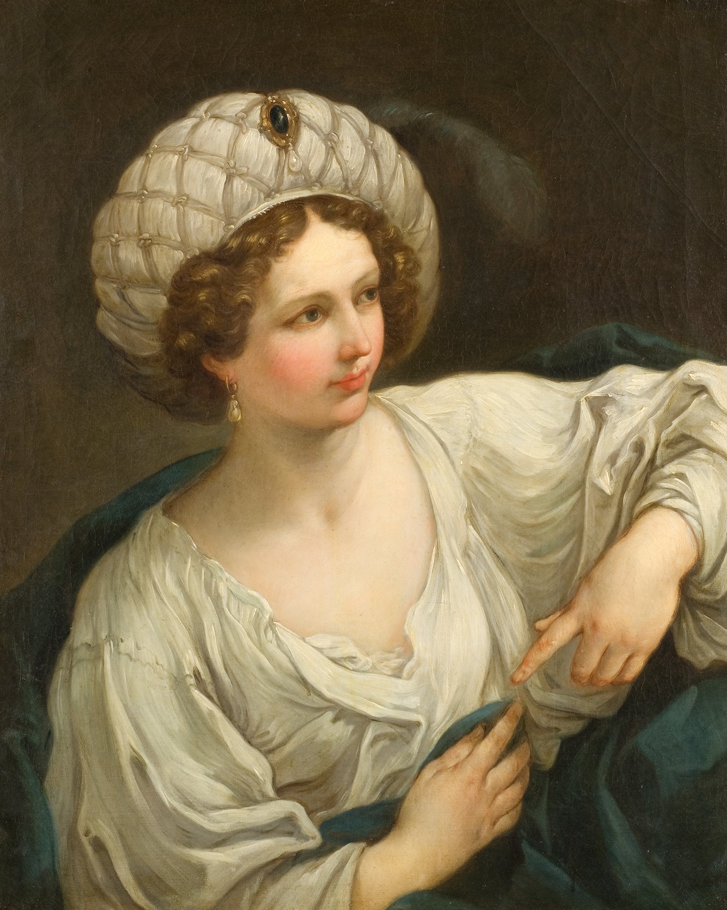 L'image représente un portrait d'une femme vêtue d'une chemise blanche ample et d'un turban orné d'une pierre précieuse. Elle a les cheveux bouclés et porte une boucle d'oreille. Sa pose est légèrement inclinée vers la droite, et elle semble indiquer quelque chose avec sa main. L'arrière-plan est sombre, ce qui met en valeur son visage et ses vêtements. Les détails de sa robe et de son turban ajoutent une touche de raffinement à l'ensemble de l'œuvre.