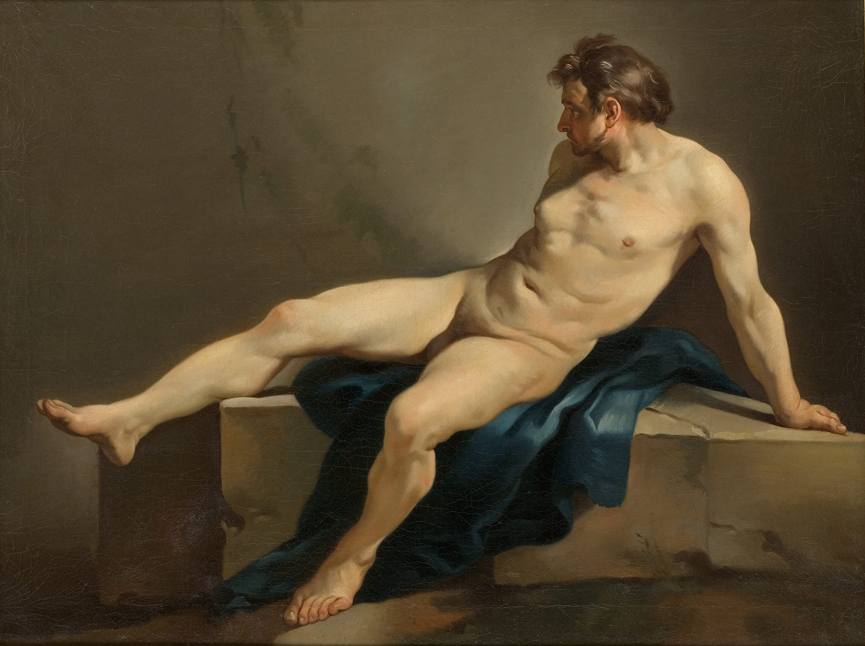 L'image représente un homme nu, allongé dans une pose détendue et contemplative. Il est légèrement tourné sur le côté, avec un regard dirigé vers le haut. Son corps est modelé avec soin, mettant en valeur les contours musculaires. Un drapé bleu est placé à côté de lui, ajoutant une touche de couleur à la composition. L'éclairage est doux et met en évidence les formes naturelles du corps, créant une atmosphère calme et réfléchie.