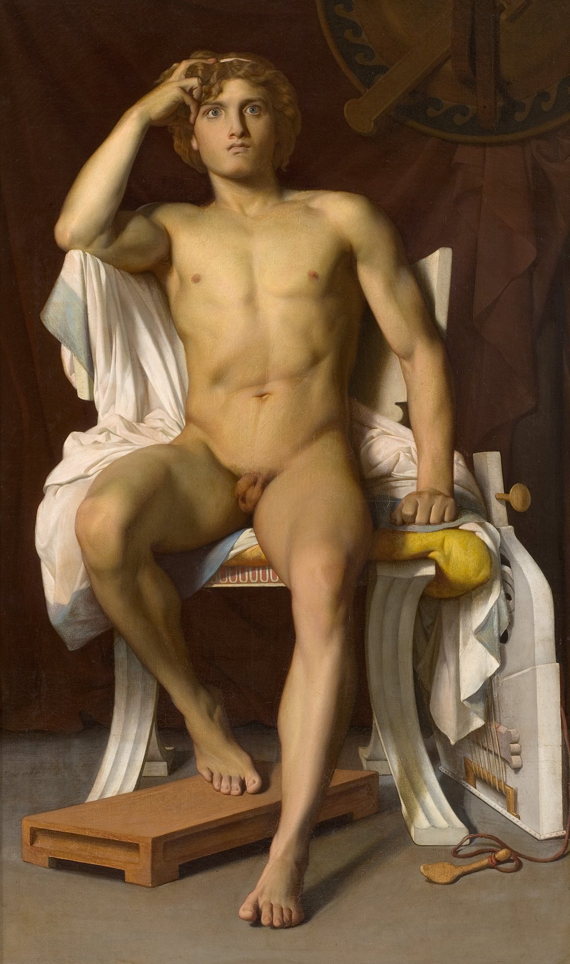 L'image représente un jeune homme nu assis sur une chaise, avec une posture détendue. Il a les cheveux blonds et une expression pensive. Son corps est représenté de manière réaliste, mettant en avant les muscles et la forme humaine. La chaise est ornée et le fond est sombre, ce qui fait ressortir le personnage au premier plan. Des objets divers sont disposés autour de lui, ajoutant à la composition de la scène. L'ensemble dégage une ambiance classique, évoquant des thèmes de beauté et de contemplation.