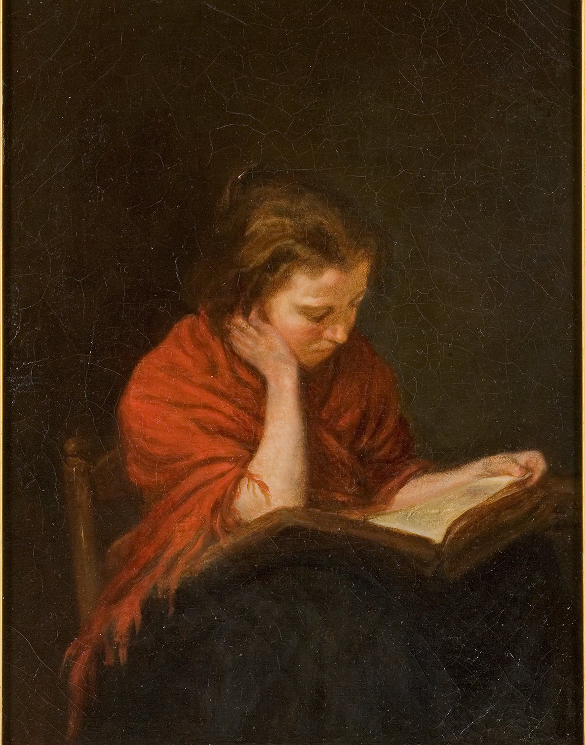 L'image représente une jeune femme assise, plongée dans la lecture d'un livre. Elle est enveloppée dans un châle rouge qui contraste avec le fond sombre de la peinture. Son expression est pensive et attentive, ce qui reflète son immersion dans le texte. Ses cheveux sont légèrement bouclés et tombent autour de son visage. La lumière met en valeur certains traits de son visage, accentuant son air de contemplation.