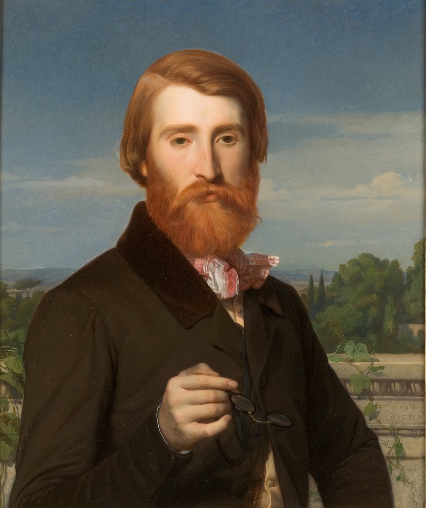 L'image représente un portrait d'un homme au regard pensif. Il a une chevelure rousse et une barbe bien entretenue. Il porte un costume noir ainsi qu'un col blanc orné d'un nœud papillon. Dans sa main, il tient des lunettes, et l'arrière-plan montre un paysage verdoyant sous un ciel clair, avec des arbres et une architecture en pierre visible. L'ensemble de la composition donne une impression de sérénité et de raffinement.