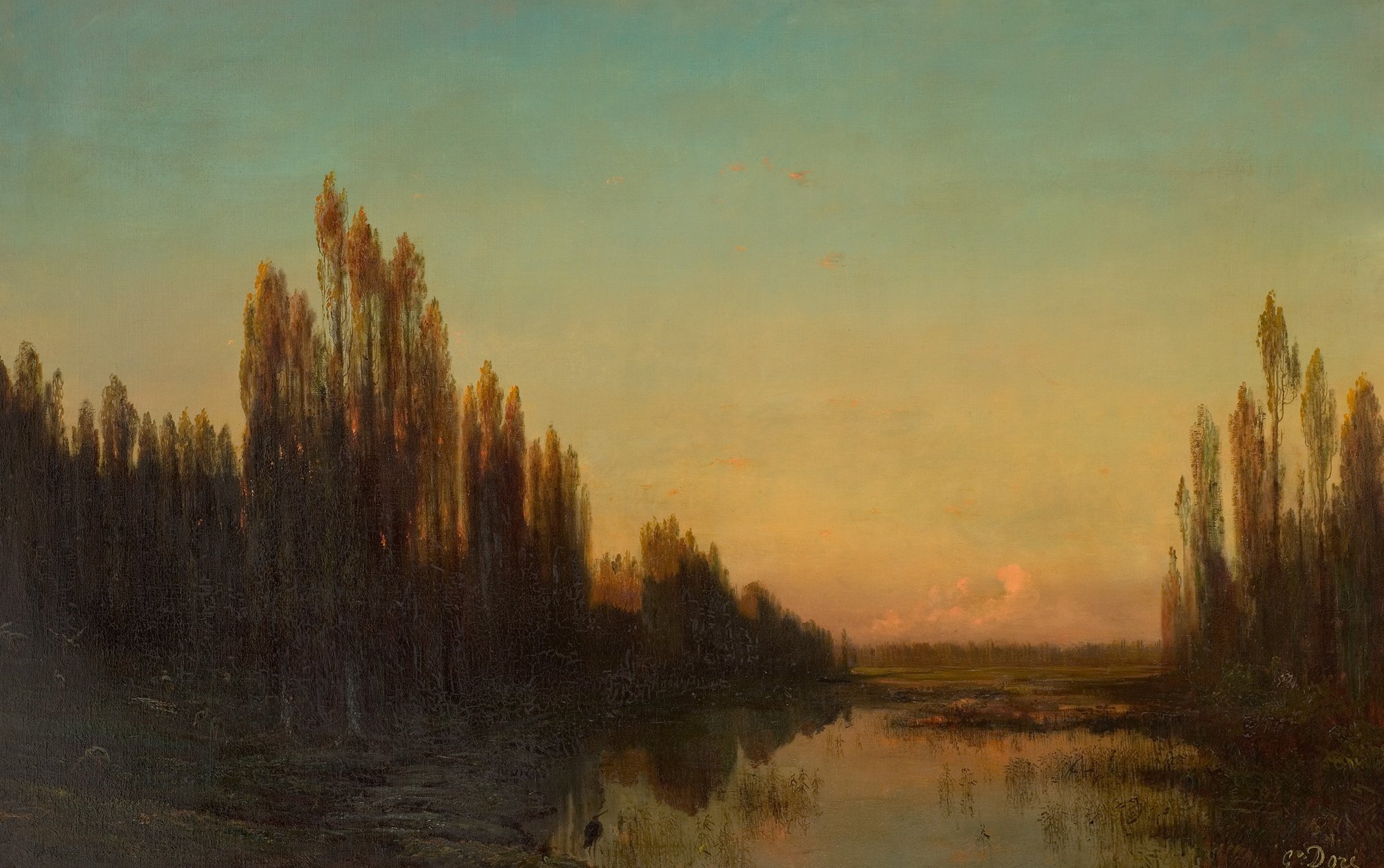 L'image représente un paysage naturel au crépuscule. On peut voir un étang ou une rivière calme, entouré d'arbres élancés qui se dressent sur les rives. Le ciel est teinté de teintes chaudes, avec des nuances de rose et d'orange, créant une atmosphère paisible. Le reflet des arbres et des couleurs du ciel dans l'eau ajoute à la sérénité de la scène. Au loin, on aperçoit des nuages légers, suggérant une fin de journée tranquille.