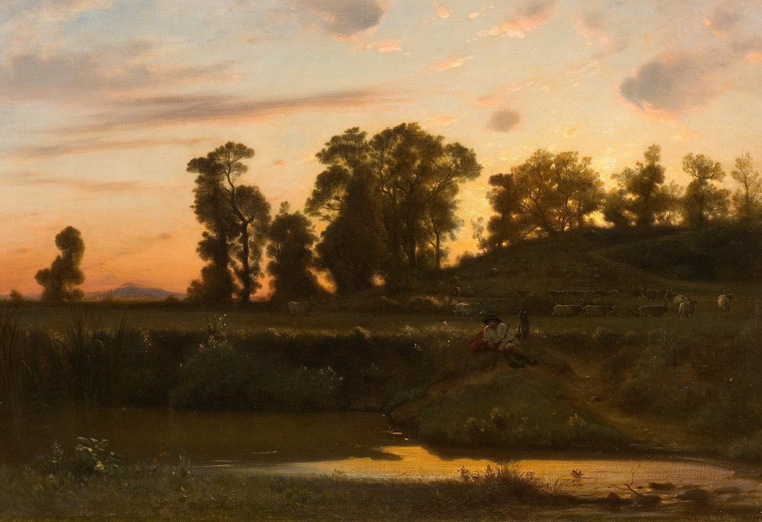 L'image représente un paysage paisible au crépuscule. On peut y voir un étang calme au premier plan, entouré de verdure et de fleurs. À l'arrière-plan, des arbres majestueux se dressent sur une colline, tandis que le ciel est teinté de nuances douces de rose et d'orange, indiquant la fin de la journée. Une silhouette assise, probablement un pêcheur ou un promeneur, est visible près de l'étang. À l'horizon, on aperçoit des animaux, probablement du bétail, ajoutant à l'atmosphère sereine de la scène.