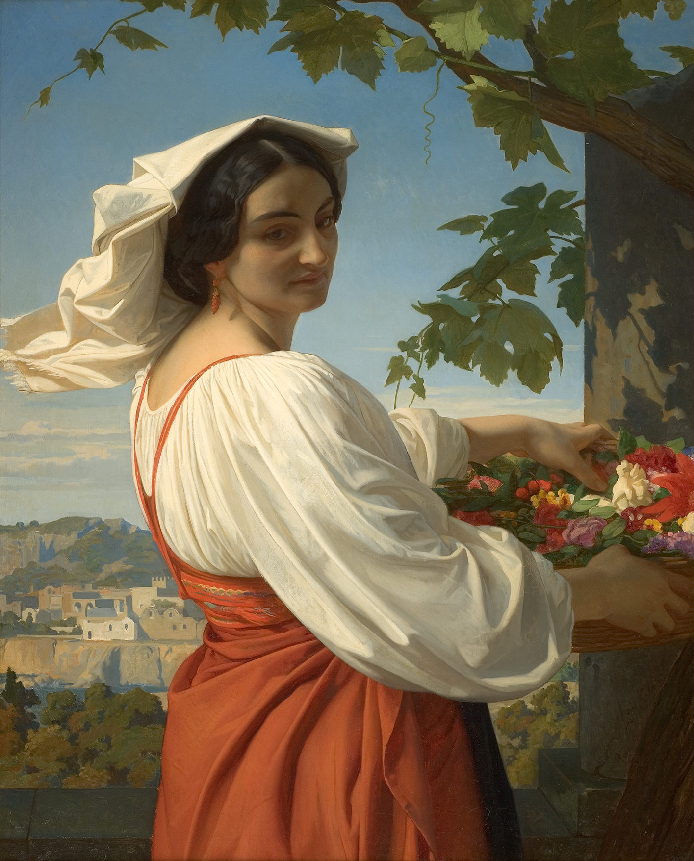 L'image représente une femme d'une certaine époque, vêtue d'un haut blanc aux manches volumineuses et d'une jupe rouge. Elle se tient de profil, tournant légèrement la tête vers le spectateur, avec un léger sourire. Ses cheveux sont cachés sous un foulard. Elle porte des boucles d'oreilles visibles et tient un panier rempli de fleurs colorées. En arrière-plan, on aperçoit un paysage serein avec des collines et une ville, suggérant un cadre bucolique et paisible. Les détails et les couleurs de l'œuvre montrent un style artistique riche et délicat.