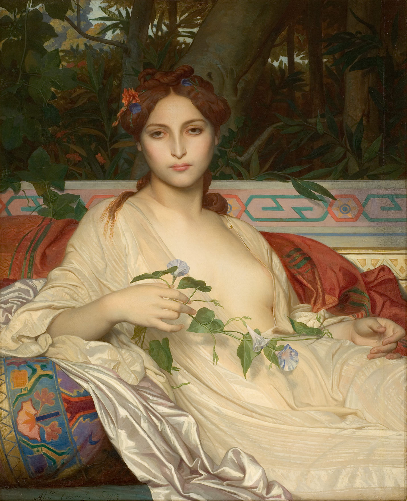 L'image représente une jeune femme assise dans un cadre paisible et naturel. Elle porte une longue robe légère, laissant entrevoir une épaule dénudée. Ses cheveux bruns sont ornés de fleurs, ajoutant une touche de couleur à son apparence. Elle tient une tige de fleurs grimpantes dans sa main, semblant contemplative et sereine. Le fond est décoré avec des motifs colorés et des éléments végétaux, créant une atmosphère à la fois romantique et idyllique.