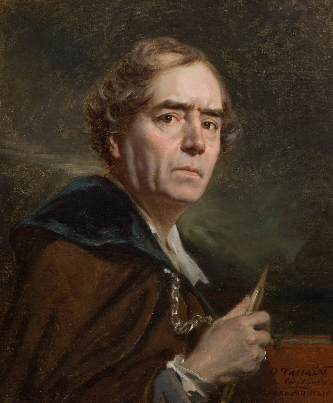 L'image représente un portrait d'un homme se tenant avec un regard sérieux. Il est vêtu d'une cape sombre et d'une chemise claire. L'homme tient un pinceau dans sa main, ce qui suggère qu'il est un artiste. Le fond est sombre, mettant en valeur le visage expressif et les détails de son costume. L'éclairage accentue les traits de son visage, lui donnant une apparence intense et réfléchie.