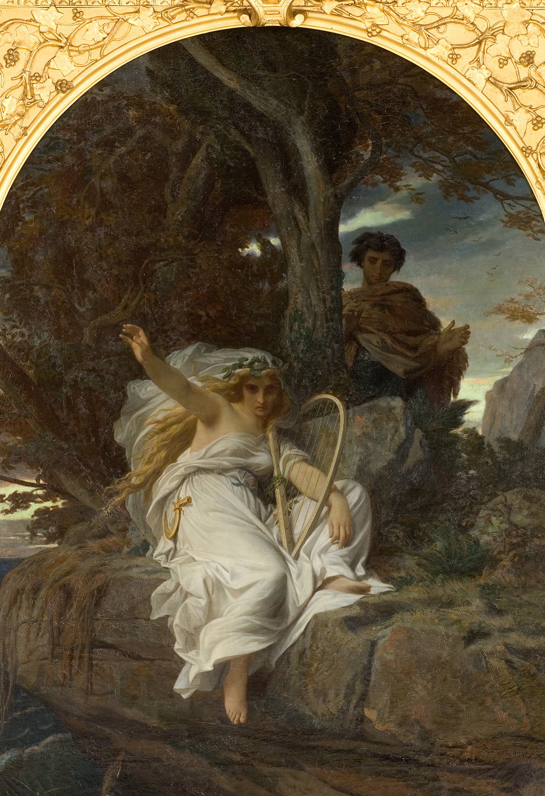 L'image représente une scène romantique avec une femme assise sur une roche, vêtue d'une robe blanche. Elle a de longs cheveux blonds et tient une lyre. Son expression est contemplative, comme si elle jouait de la musique ou racontait une histoire. En arrière-plan, un homme est visible, vêtu de vêtements sombres, observant la femme. Le décor est naturel, avec des arbres et un ciel chargé de nuages, ajoutant à l'atmosphère mélancolique de la scène.