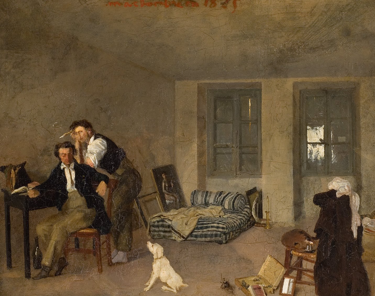 L'image représente une scène intérieure d'une pièce sobre. Deux hommes semblent discuter, l'un assis à une table avec un carnet, tandis que l'autre se tient derrière lui, penché vers lui. On peut voir un lit à l'arrière et un chien assis sur le sol. La pièce est meublée de manière simple, avec quelques tableaux accrochés aux murs et des objets éparpillés sur le sol, indiquant un environnement un peu chaotique. L'éclairage est naturel, provenant des fenêtres, accentuant l'atmosphère tranquille mais mélancolique de la scène.