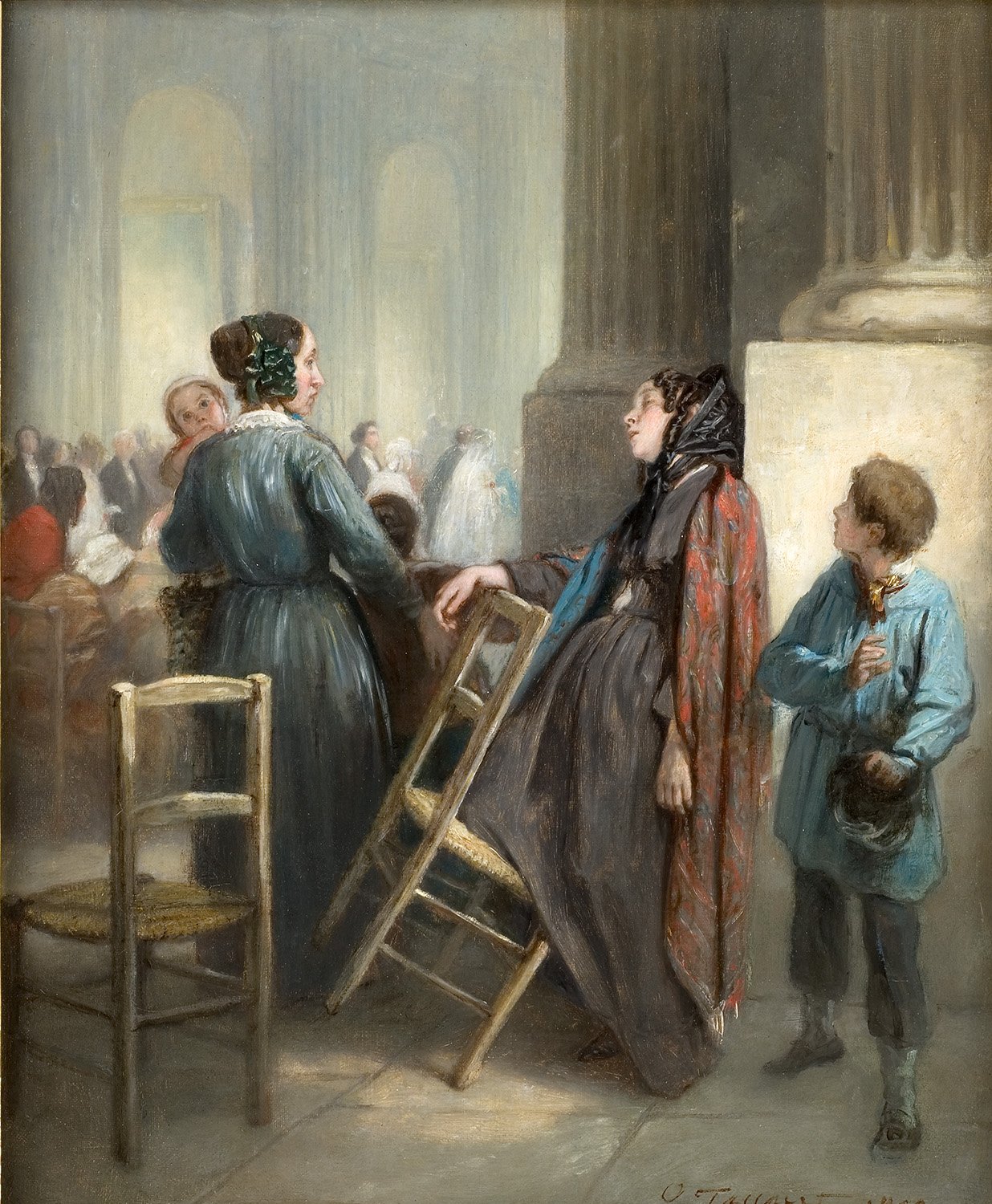 L'image représente une scène intérieure, probablement dans une salle publique ou un espace de réunion. On peut voir plusieurs figures humaines, dont deux femmes au premier plan. L'une d'elles, habillée de manière traditionnelle, est assise sur une chaise, affichant une posture détendue ou pensive. L'autre femme, se tenant debout, semble lui parler ou l'écouter avec attention. Un jeune garçon, vêtu d'un habit simple, observe la scène, ajoutant une touche de curiosité. L'arrière-plan montre d'autres personnes, ce qui donne une impression de vie et d'activité dans cet espace. L'éclairage est doux, créant une atmosphère chaleureuse et intimiste.