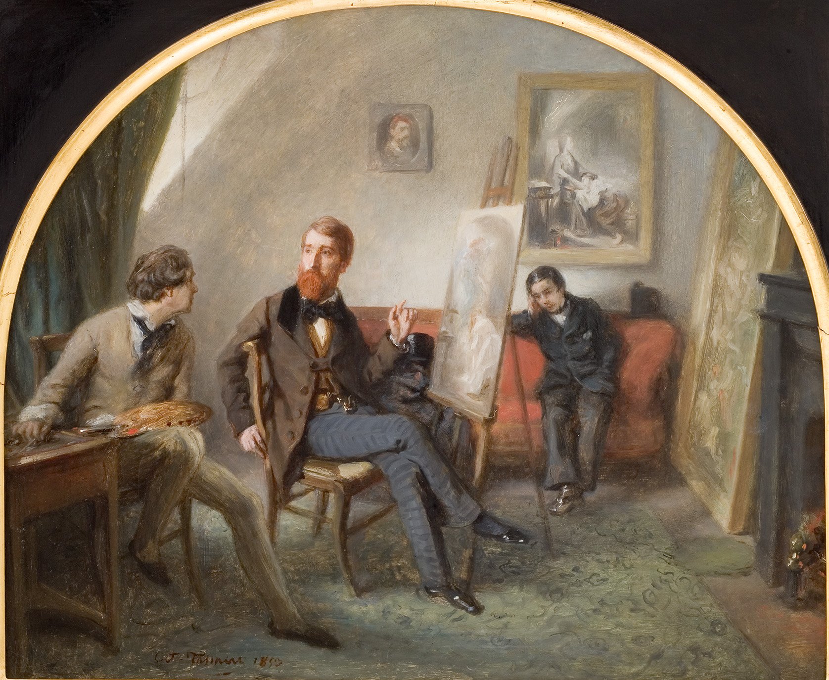 L'image représente une scène artistique se déroulant dans un atelier. On y voit trois personnages. Le premier, avec une palette, semble discuter avec un homme barbu, assis et vêtu de manière élégante. Ce dernier indique une toile sur un chevalet, suggérant qu'il est le peintre. Un troisième personnage, assis sur un canapé, observe la scène silencieusement. L'ambiance de la pièce est intime, avec des éléments décoratifs tels qu'un tableau accroché au mur et un doux éclairage qui met en valeur l'interaction entre les protagonistes.
