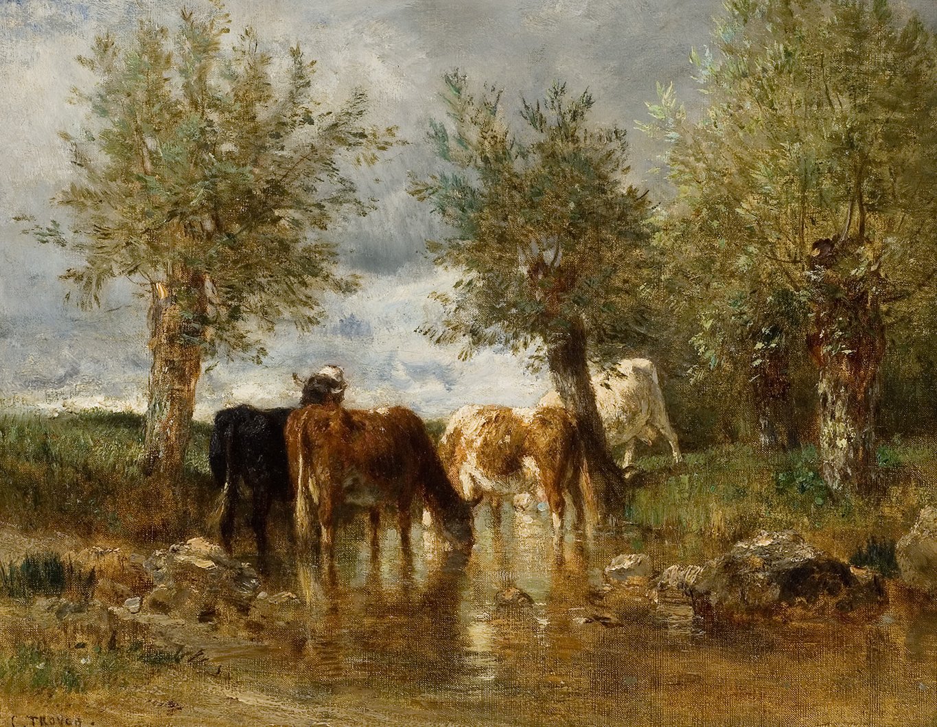 L'image représente un paysage pastoral avec des vaches se tenant près d'un point d'eau. On peut voir trois vaches, deux d'entre elles étant de couleur noire et blanche, et une autre complètement blanche, qui se désaltèrent au bord de l'eau. En arrière-plan, il y a des arbres feuillus qui ajoutent une touche de verdure et créent une atmosphère paisible. Le ciel est nuageux, suggérant un moment calme dans la nature. L'ensemble de la scène dégage une sensation tranquille et bucolique.