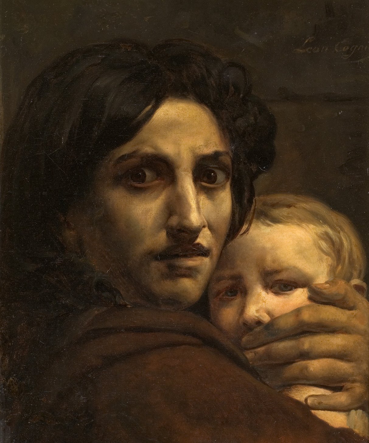 L'image représente une femme qui tient un enfant dans ses bras. Son visage exprime une profonde émotion, avec des traits marqués par l'angoisse ou la tristesse. Les yeux de la femme sont fixés sur le spectateur, transmettant une forte intensité. L'enfant, blotti contre elle, semble innocent et vulnérable. Les couleurs utilisées dans la peinture sont sombres, ce qui accentue le sérieux de la scène. L'atmosphère générale est chargée d'émotion, mêlant protection et détresse.