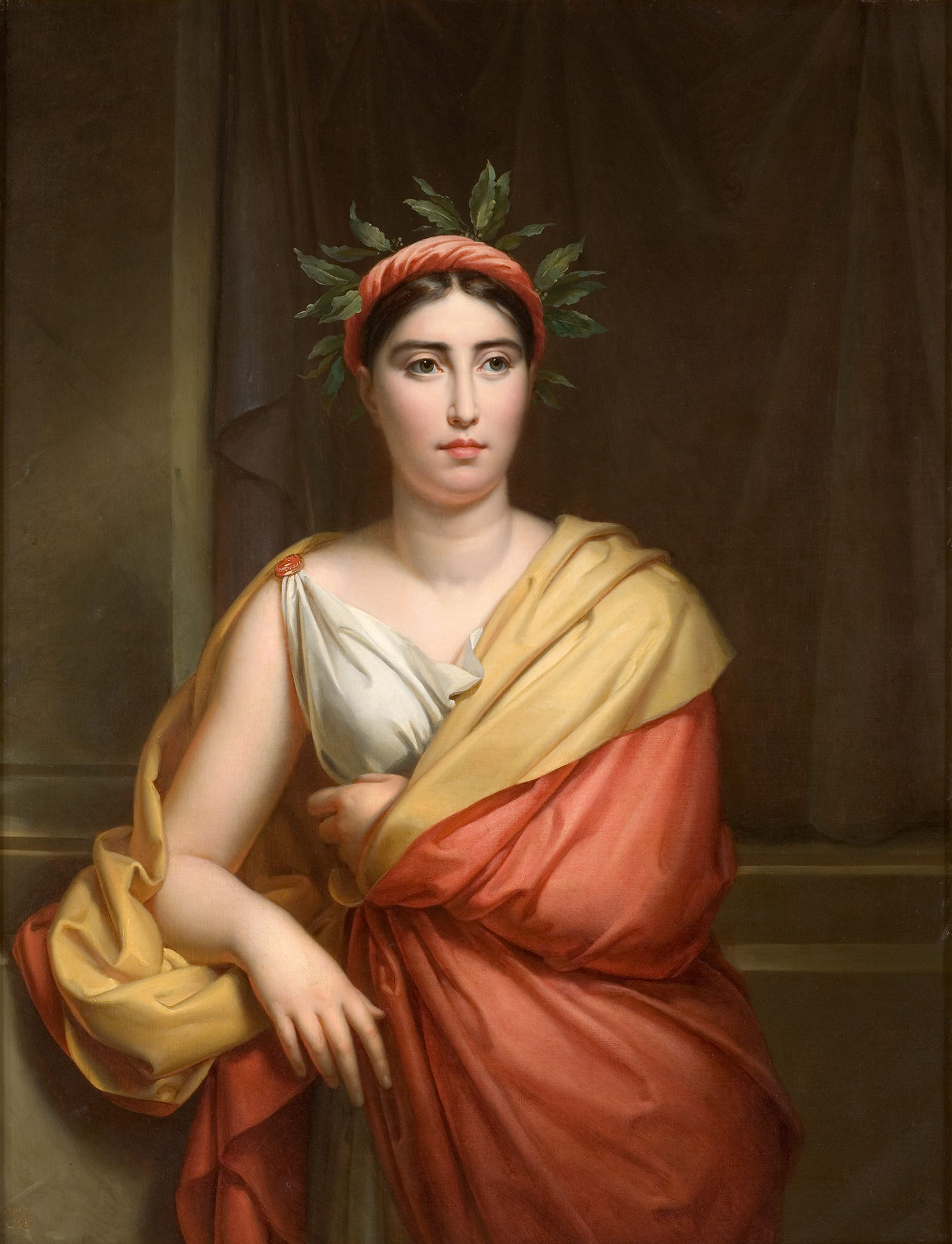 L'image représente une femme habillée dans des drapés colorés, avec une tunique jaune et un manteau rouge. Elle a les cheveux sombres et porte une couronne de lauriers sur la tête. Son expression est sérieuse, et elle pose avec une main sur son bras. Le fond de la peinture semble sobre et met en valeur la figure centrale. Cette femme pourrait symboliser des idées de victoire ou de liberté, souvent évoquées dans l'art classique.