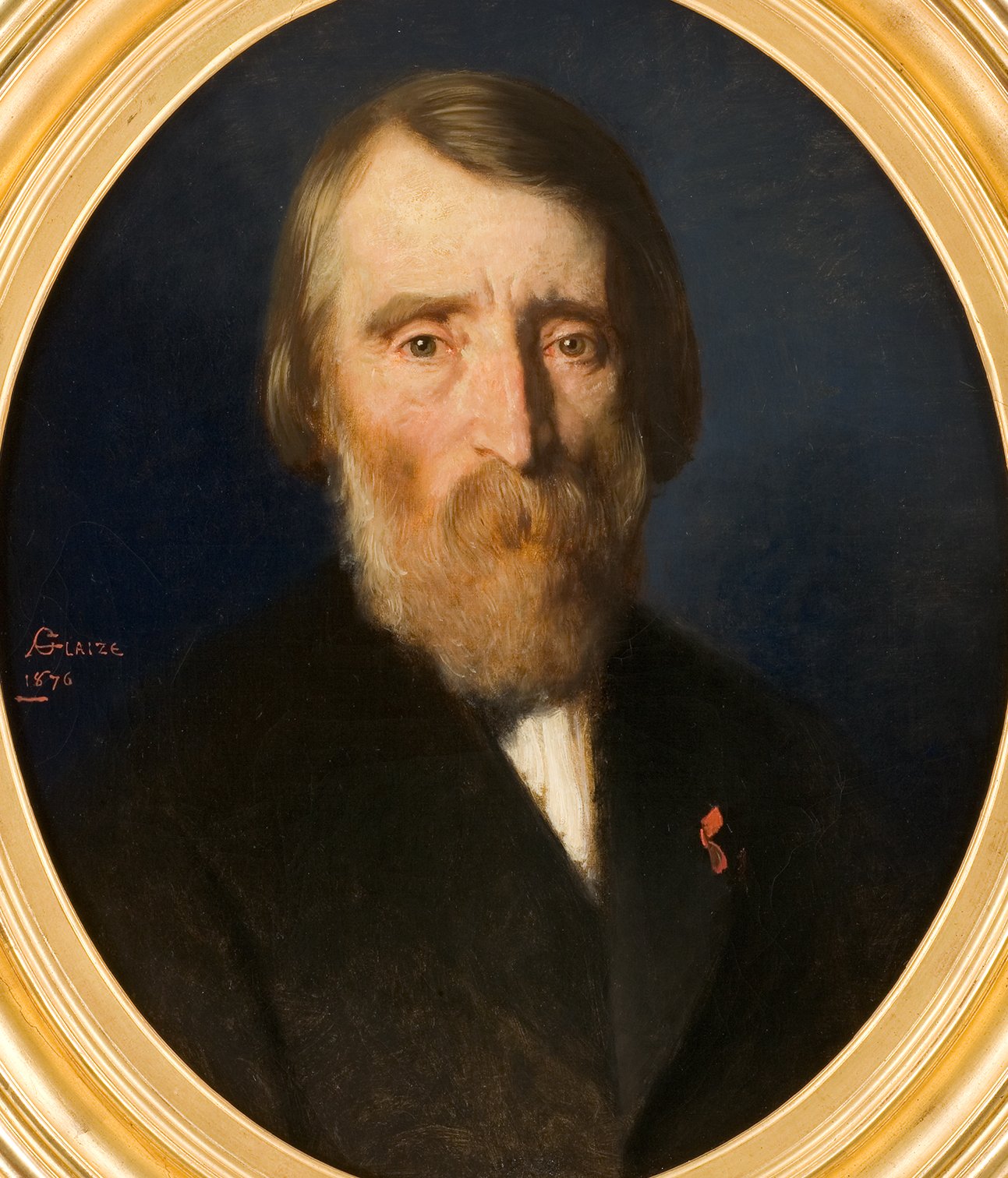 L'image représente un portrait d'un homme âgé avec une barbe grise. Il a les cheveux longs et un regard sérieux. L'homme porte un costume sombre, et on peut voir un insigne ou une médaille sur sa veste. Le fond est sombre, ce qui met en valeur son visage. Le tableau est encadré d'un cadre doré, et une signature ainsi qu'une date sont visibles dans le coin inférieur gauche.