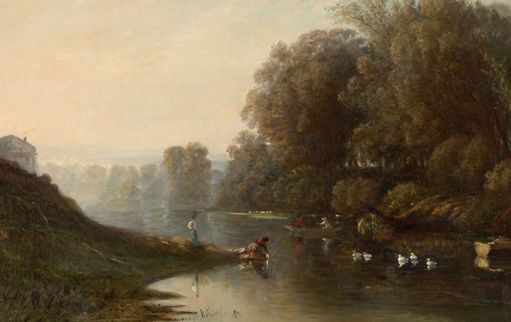 L'image représente un paysage paisible au bord d'une rivière. On peut apercevoir des arbres densement feuillus sur les rives, tandis que la lumière douce du matin ou du soir illumine la scène. Dans l'eau, des canards nagent tranquillement. Deux figures humaines sont visibles : l'une semble s'affairer au bord de l'eau, tandis que l'autre se trouve dans la rivière. L'atmosphère générale évoque la sérénité et la beauté de la nature.