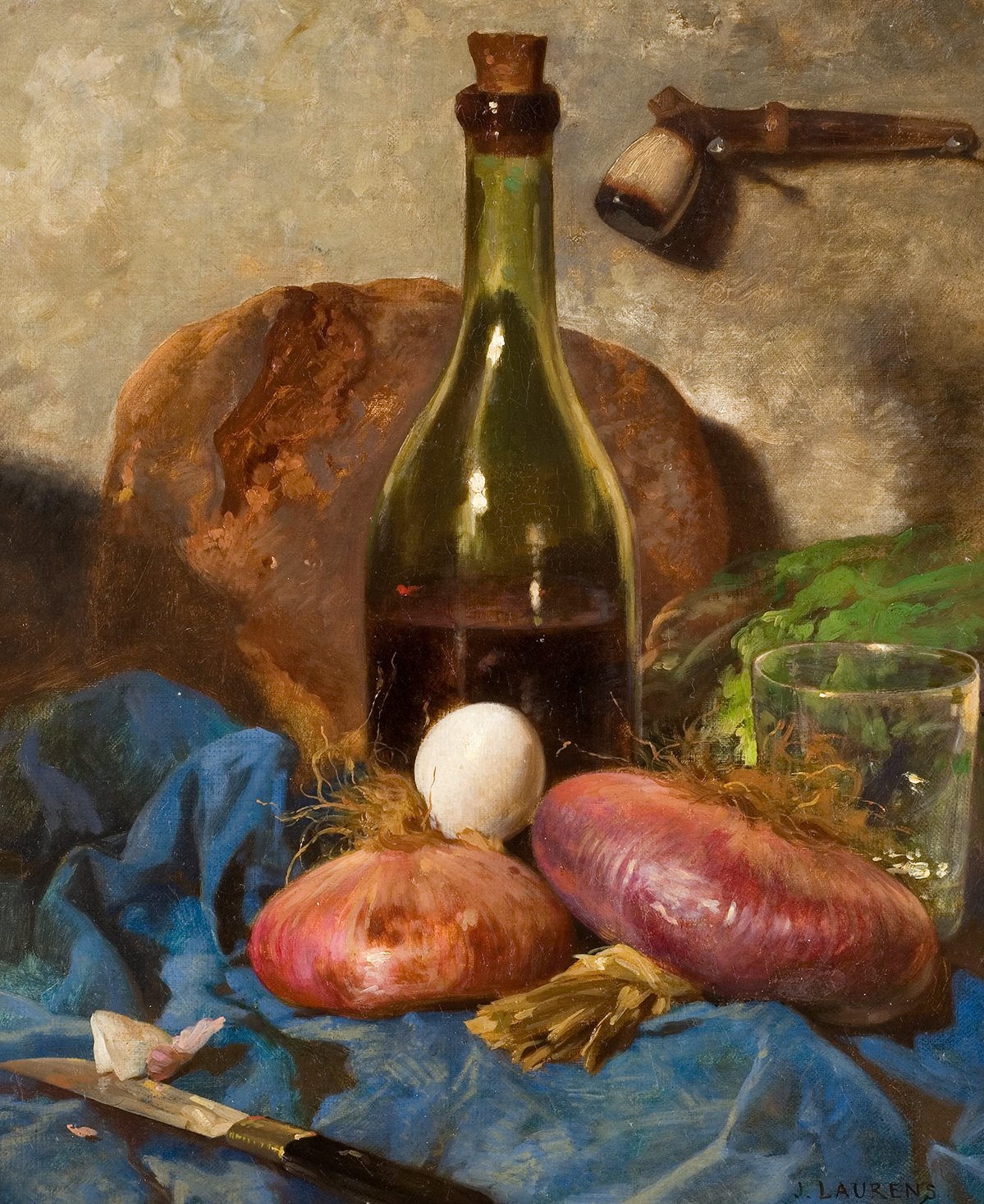 Cette image représente une nature morte composée de divers éléments. On y voit une bouteille brillante au centre, entourée d'un pain rustique et d'un verre transparent. À l'avant, deux oignons aux teintes roses sont placés sur un tissu bleu, avec un œuf posé entre eux. Un couteau est également visible sur le bord. L'ensemble dégage une atmosphère chaleureuse et invitante, mettant en valeur les textures et les couleurs des aliments.