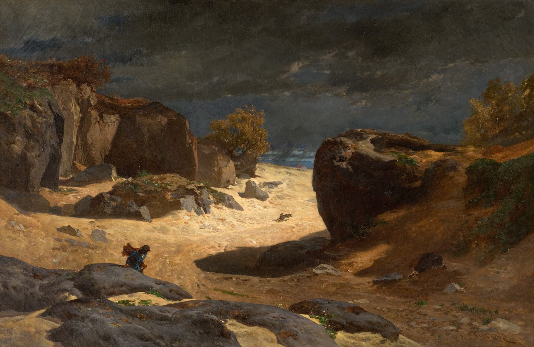 L'image représente un paysage de plage avec une lumière dramatique et une atmosphère sombre. On peut voir des rochers imposants sur le premier plan, tandis qu'un chemin de sable serpente à travers la scène. Au fond, le ciel est couvert de nuages menaçants, créant un contraste avec les touches de lumière sur le sol. À gauche, une figure humaine semble avancer, ajoutant une dimension de solitude et de contemplation à cet environnement naturel sauvage. Les éléments de la nature, comme les arbres isolés, contribuent à l'ambiance mélancolique de la scène.
