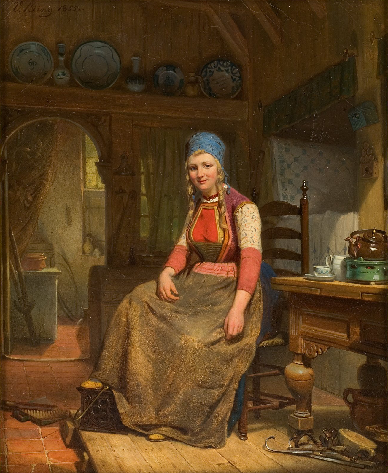 L'image représente une femme vêtue de vêtements traditionnels, assise dans une pièce intérieure. Elle porte un bonnet bleu et un corsage coloré. L'environnement semble chaleureux, avec des éléments de menuiserie visibles, et des objets de poterie accrochés au mur. À côté d'elle, sur la table en bois, il y a une théière et d'autres ustensiles. La lumière douce qui pénètre dans la pièce souligne l'atmosphère conviviale et intime.